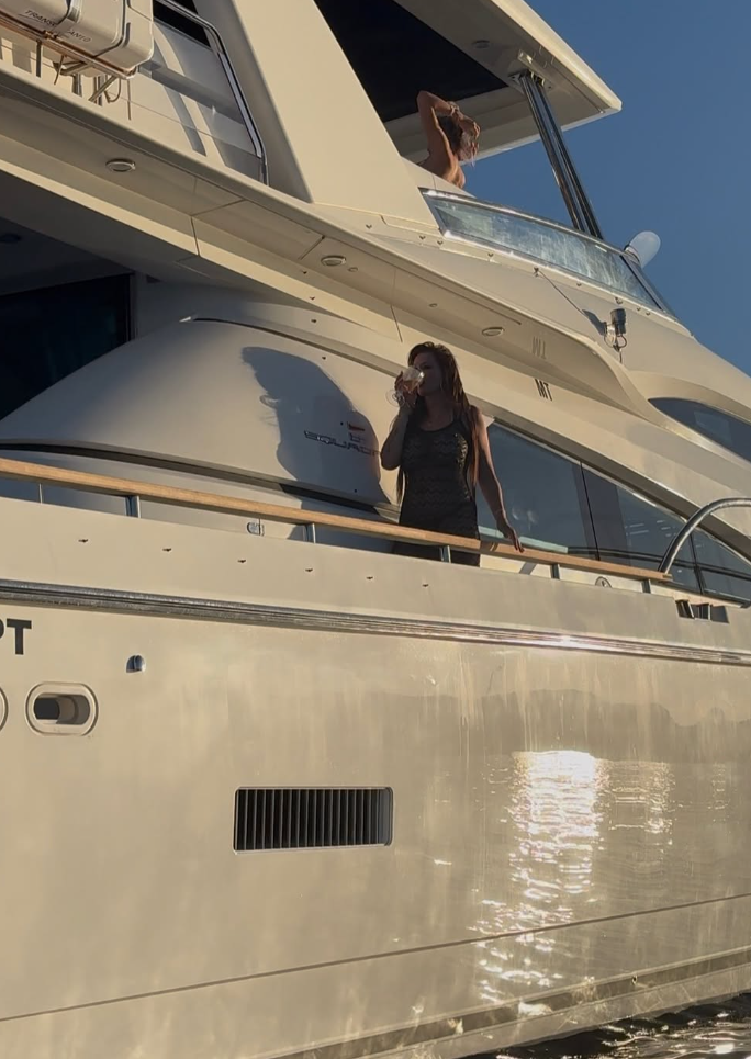 Anne Wünsche auf einer Luxusyacht