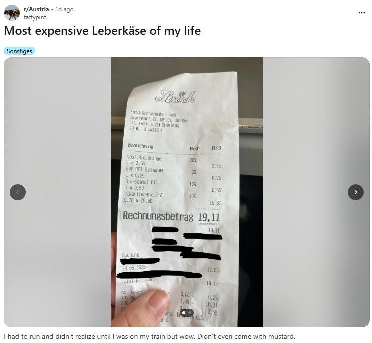 Eine Hand hält eine Restaurantrechnung über 19,11 Euro für Leberkäse und Getränke.
