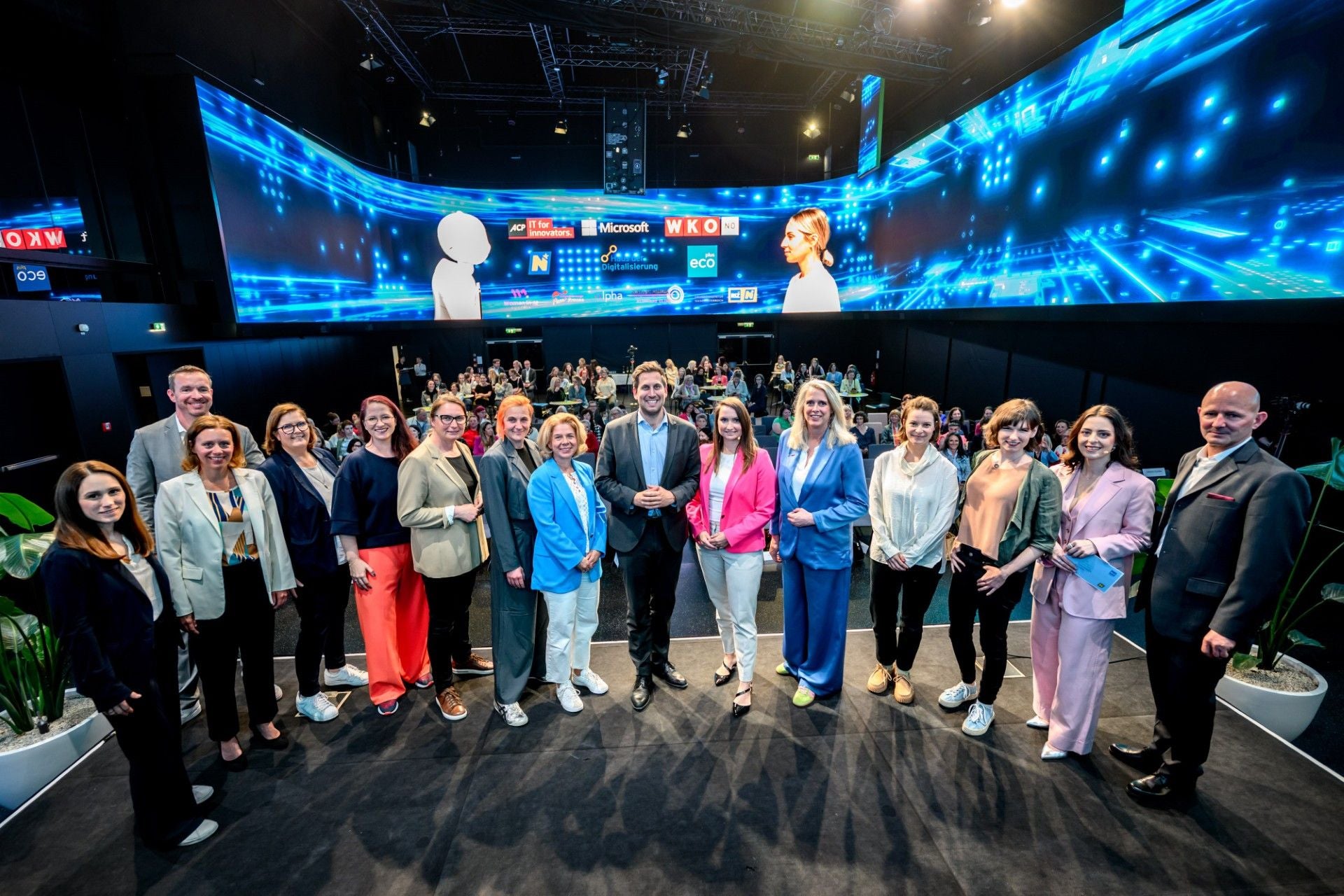v.l. Petra Schinnerl, Martina Saller, Lukas Reutterer, Silke Jülich, Viktoria Zischka, Michaela Vorlaufer, Martina Spitaler, Veronika Geyer, Alexander Pröll, Julia Eisner, Vera Sares, Julia Kaufmann, Anna Kofler, Cornelia Ertl, Claus Zeppelzauer.