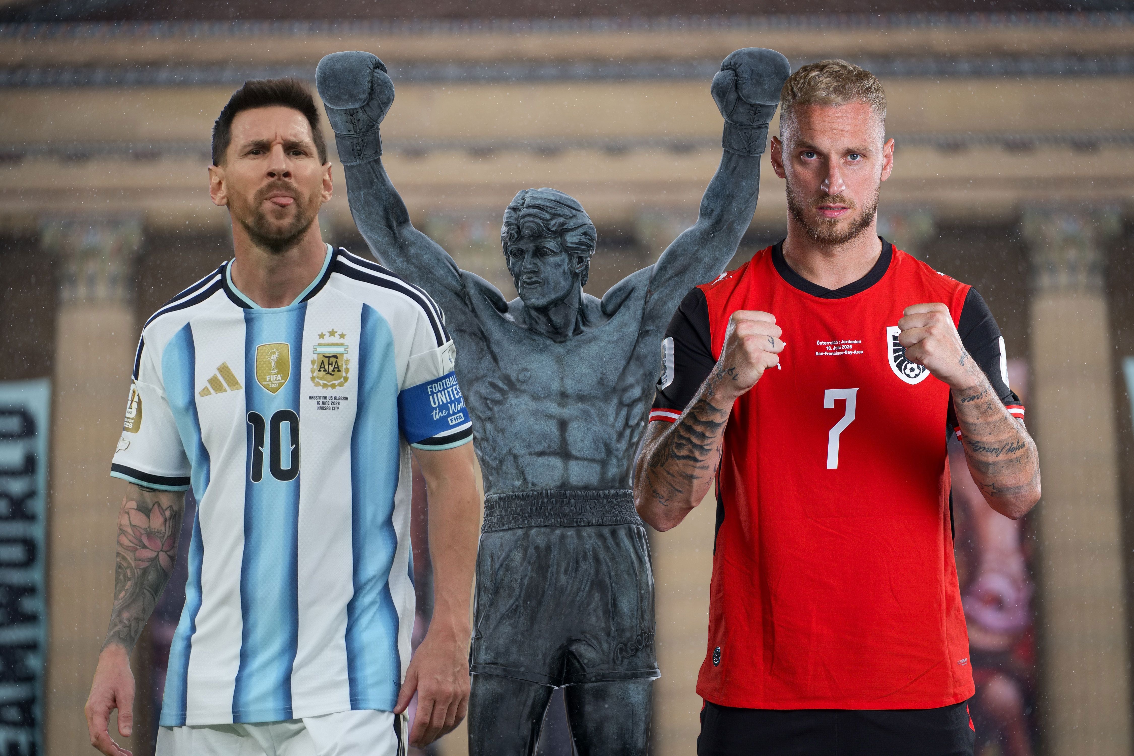 Zwei Fußballer und eine Rocky-Statue im Hintergrund, Gesichter sind verpixelt.
