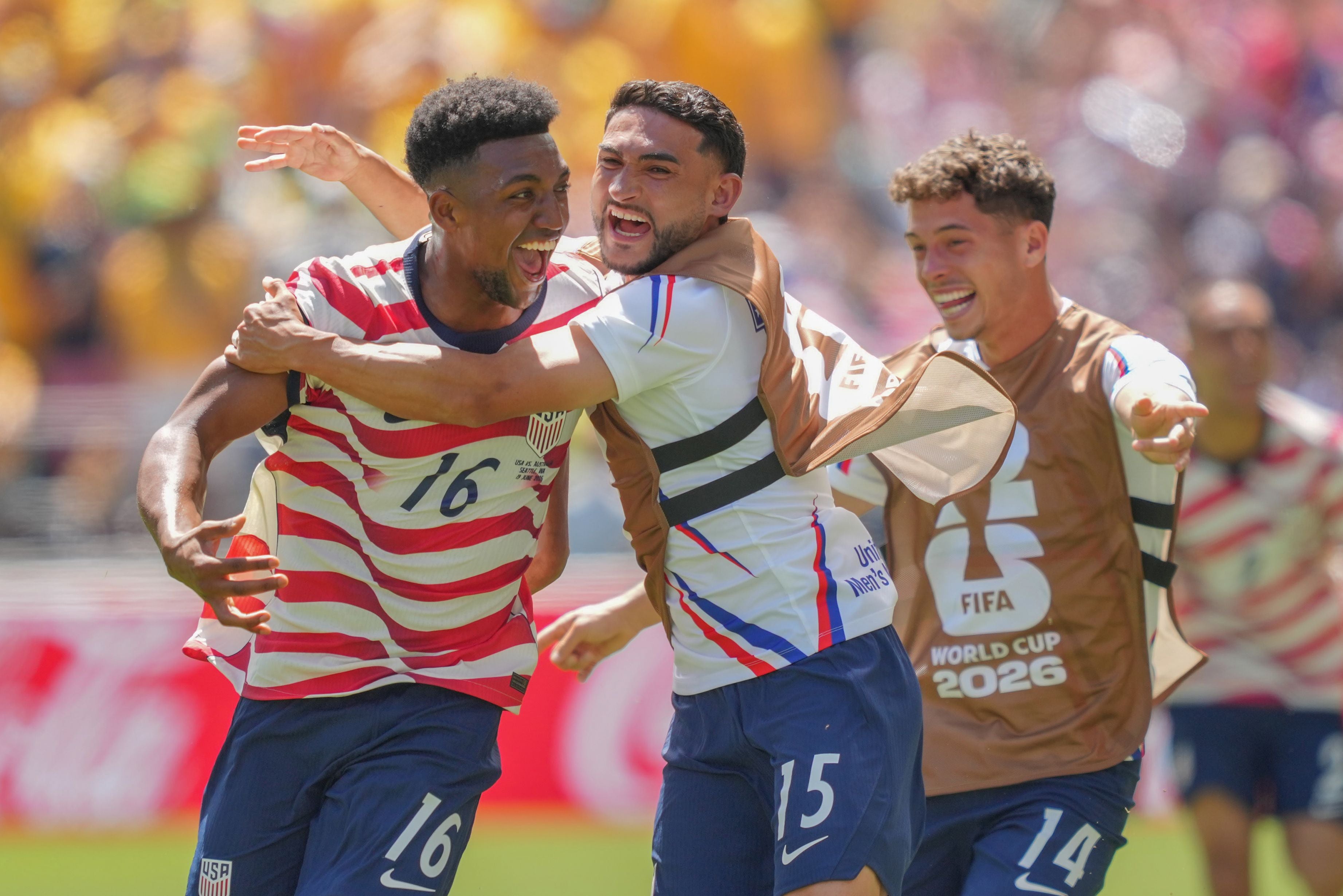 Zwei US-Fußballspieler jubeln während eines FIFA-WM-Spiels im Stadion.