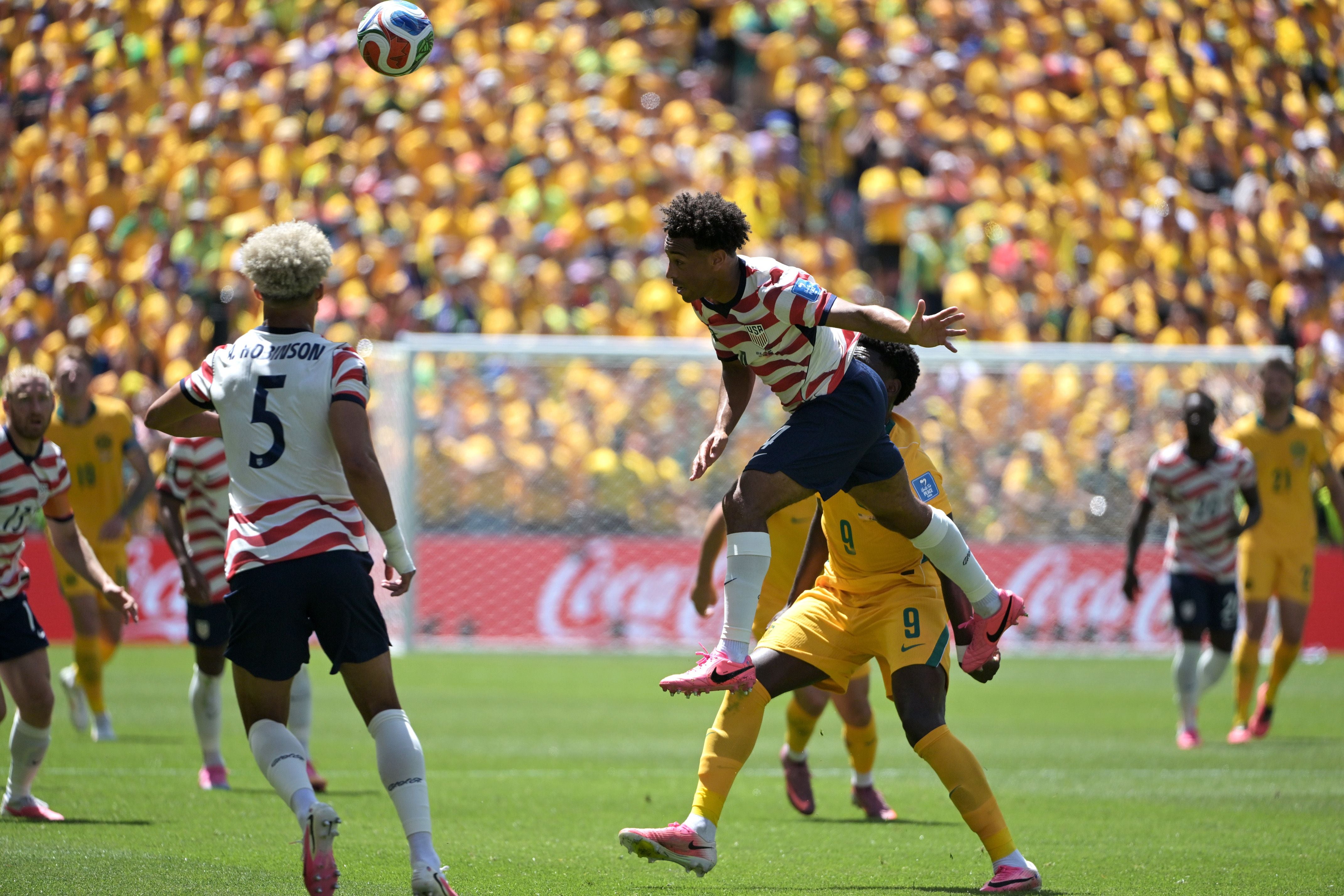 Spielszene beim Fußballspiel USA gegen Australien, Spieler kämpfen um den Ball in der Luft.