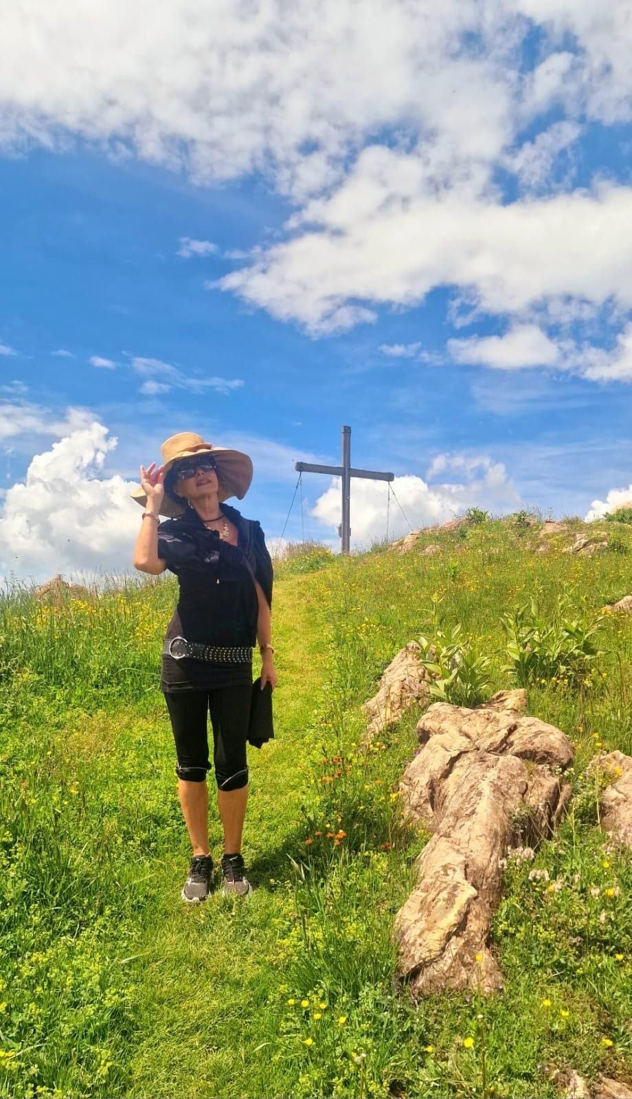 Mausi zeigt sich sportlich am Gipfelkreuz