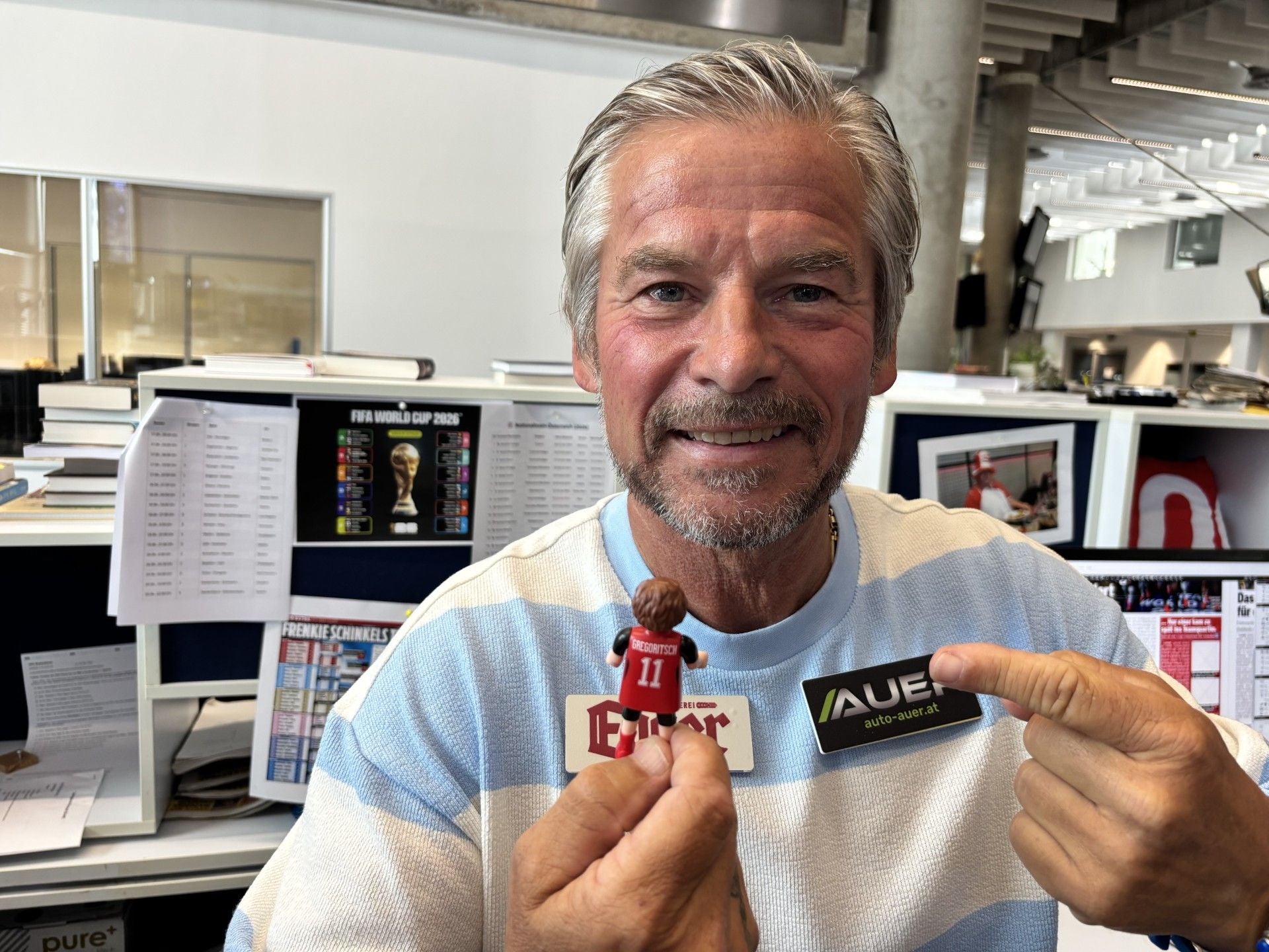 Frenkie Schinkels mit Playmobil-Gregoritsch.