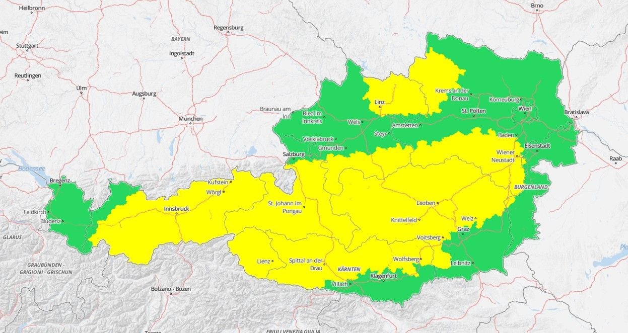 Karte von Österreich mit gelben und grünen Flächen als Gewitter-Warnungen für Samstag.