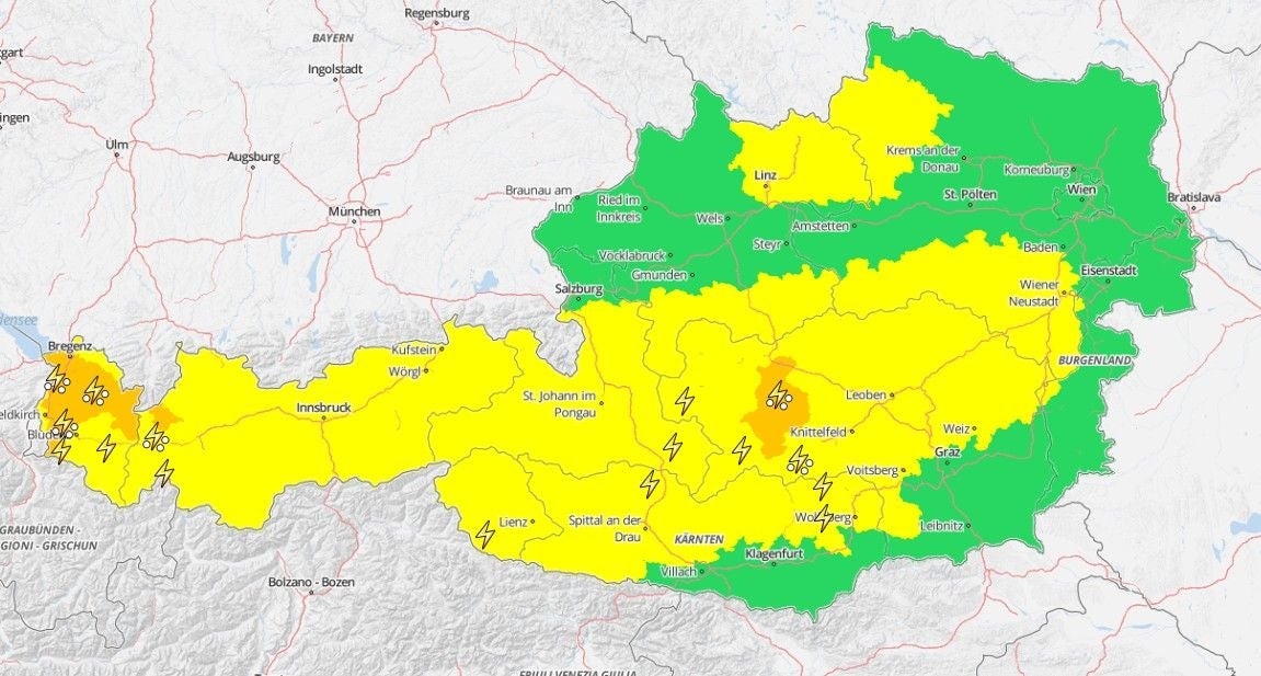 Wetterwarnkarte für Österreich mit gelben, orangen und grünen Zonen für Gewitter und Unwetter.