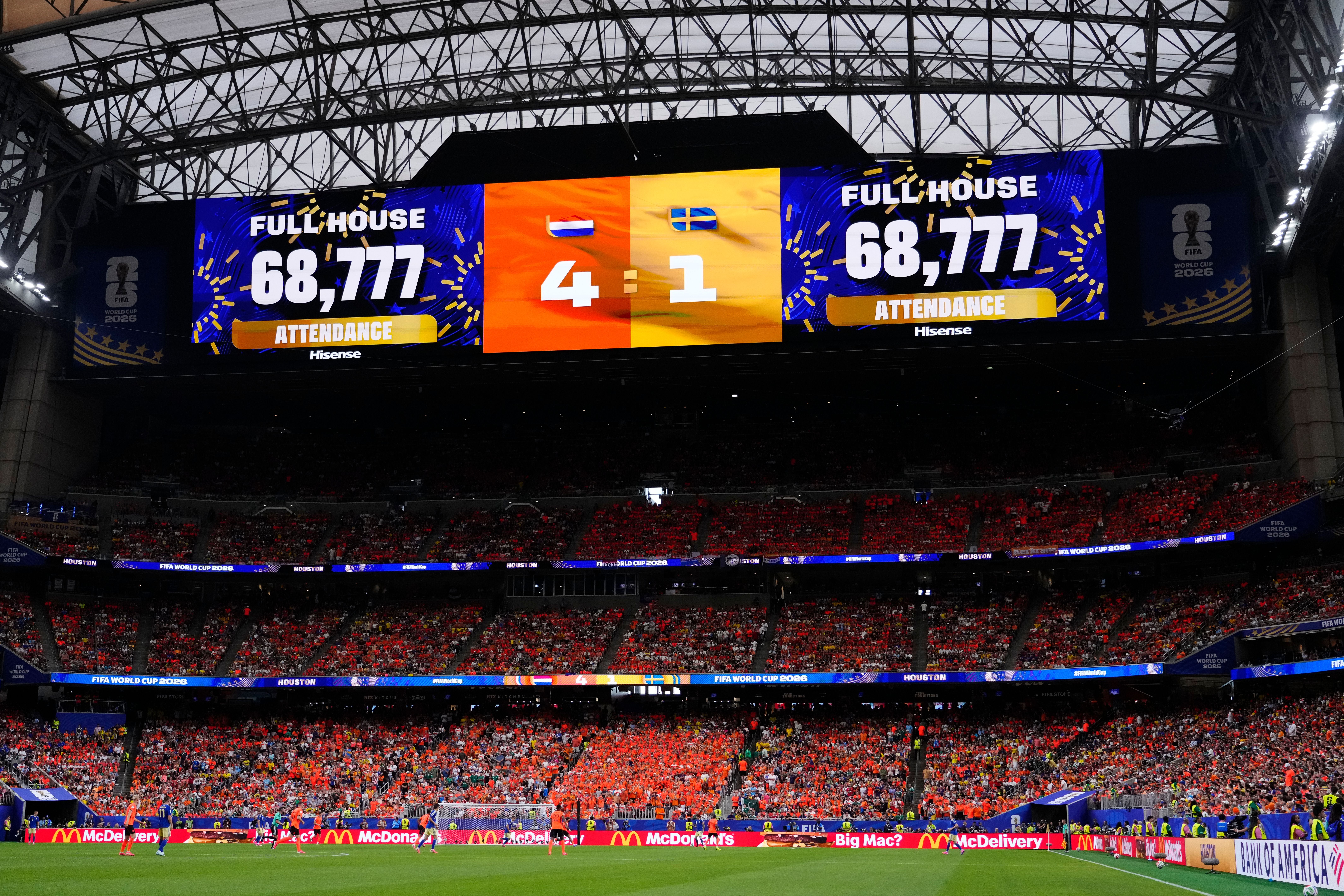 Die Anzeigetafel im vollen Stadion zeigt Niederlande 4:1 Schweden, Zuschauerzahl 68.777.