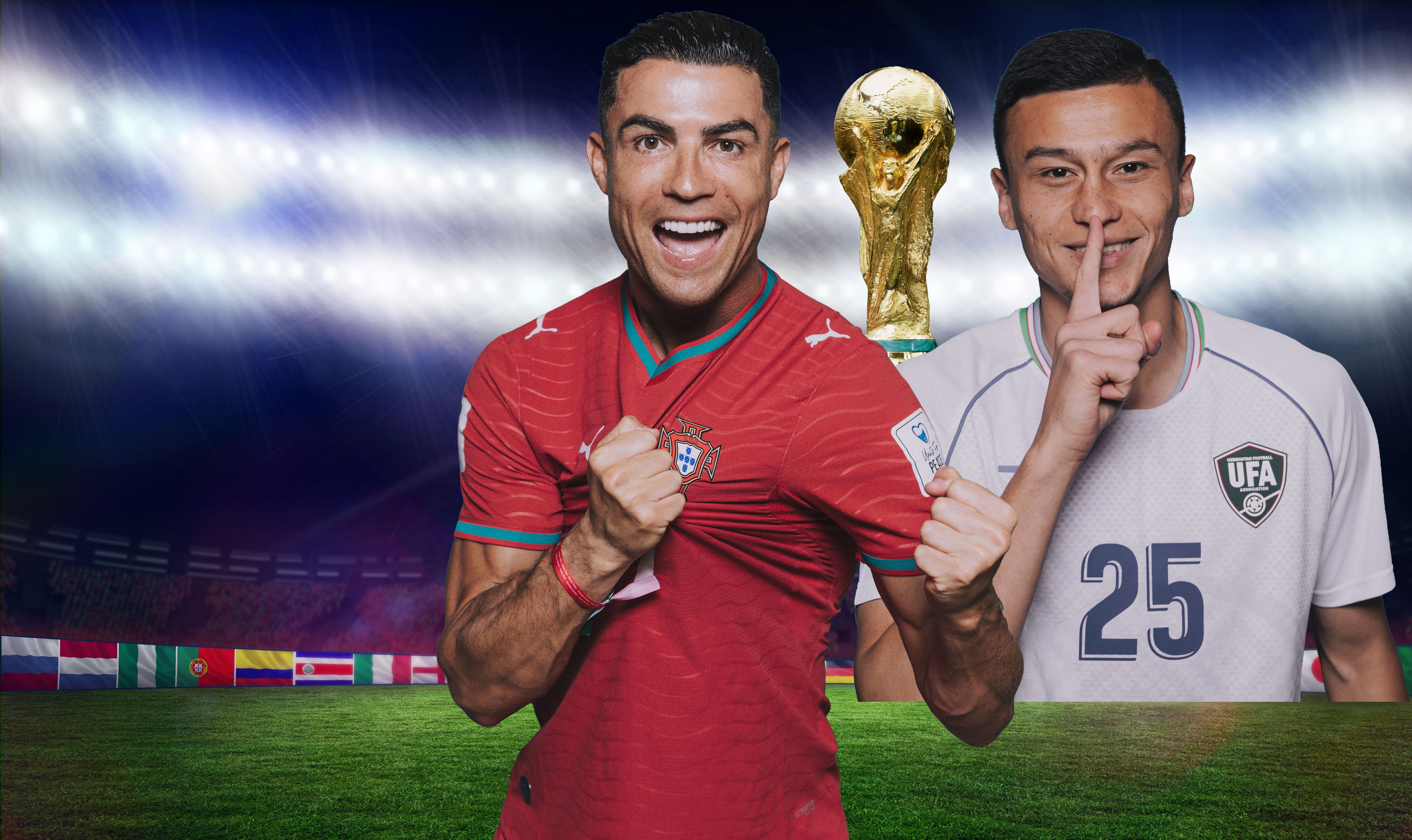 Zwei Fußballspieler posieren auf einem Spielfeld, im Hintergrund steht der WM-Pokal.