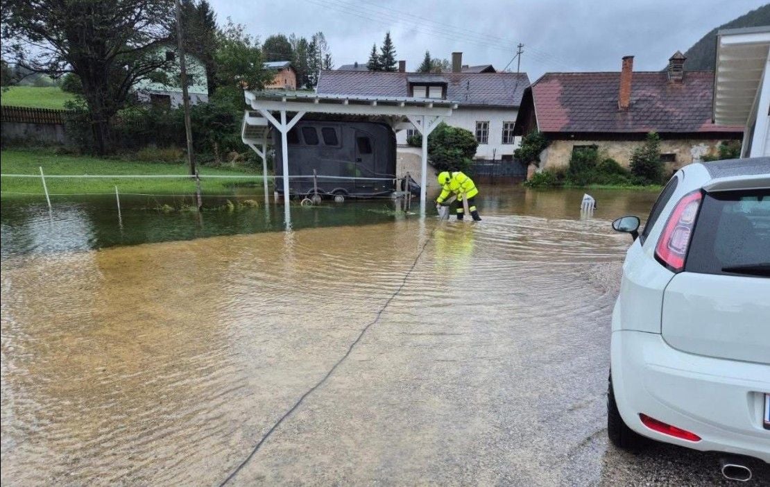 Einsatzkräfte beseitigen Hochwasser nach Unwetter in Puchberg am Schneeberg.