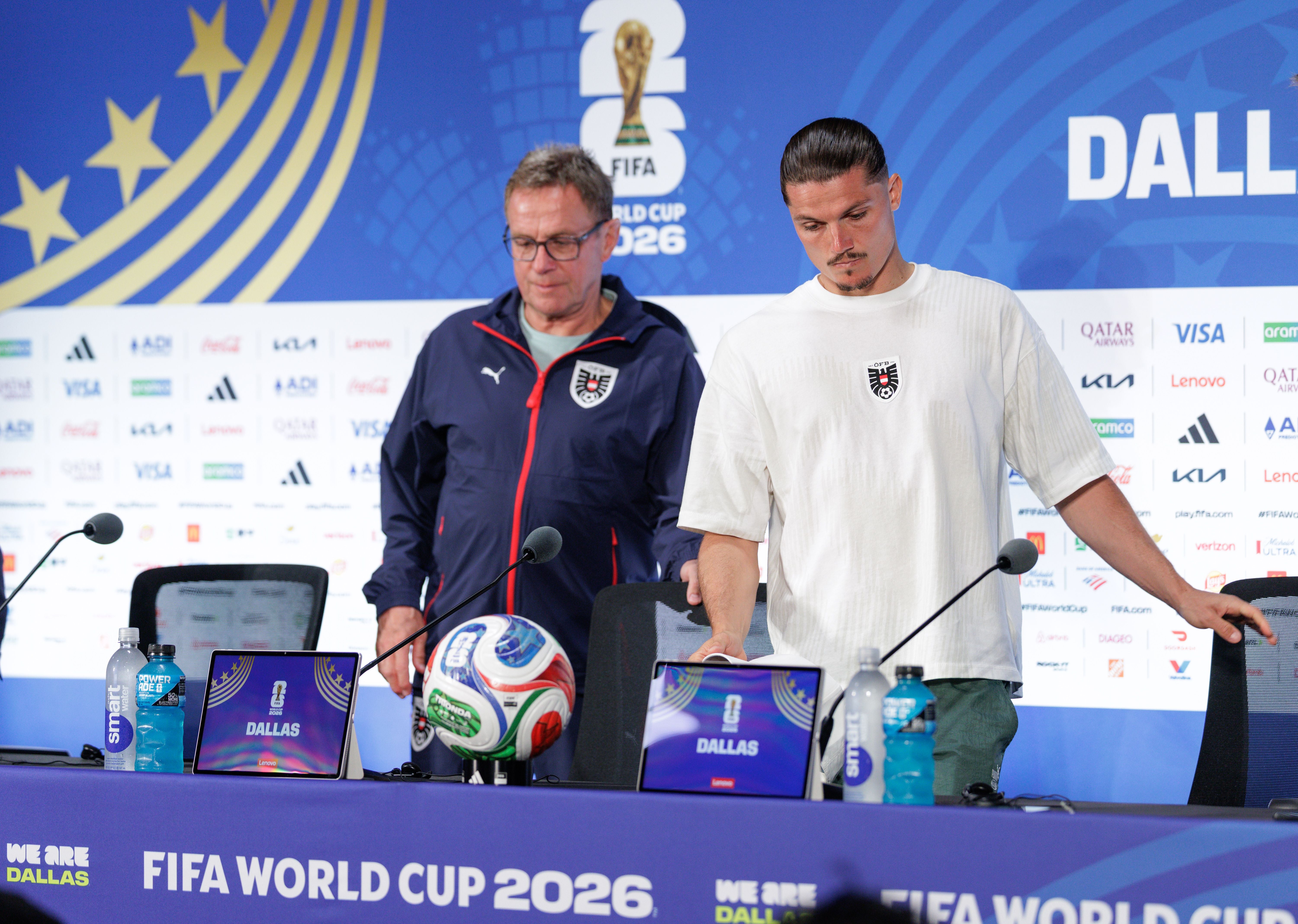 Zwei Männer vom österreichischen Fußballteam bei einer Pressekonferenz zur FIFA WM 2026 in Dallas.