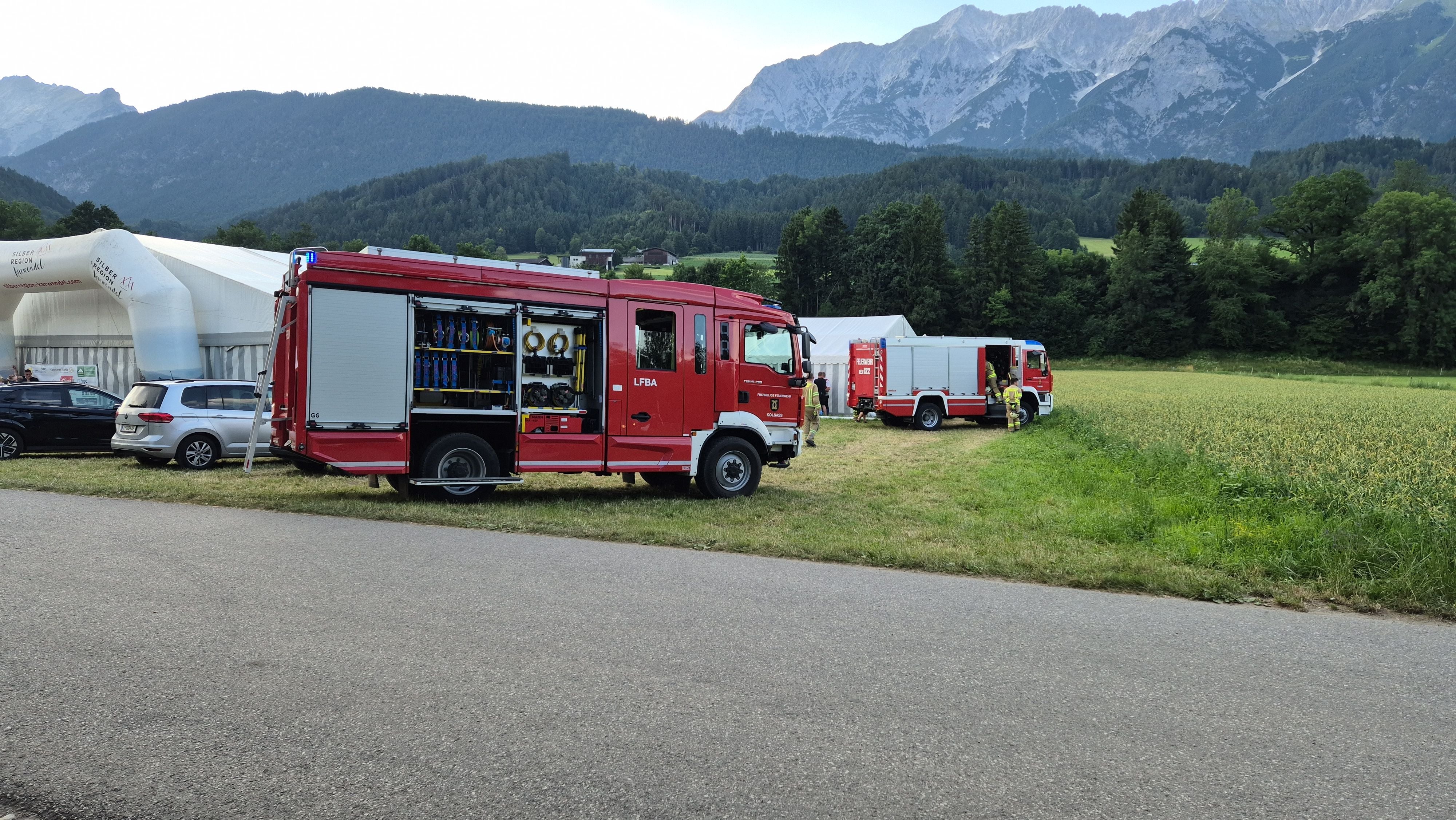 Rettungs- und Feuerwehreinsatz in Terfens nach einem Verkehrsunfall.
