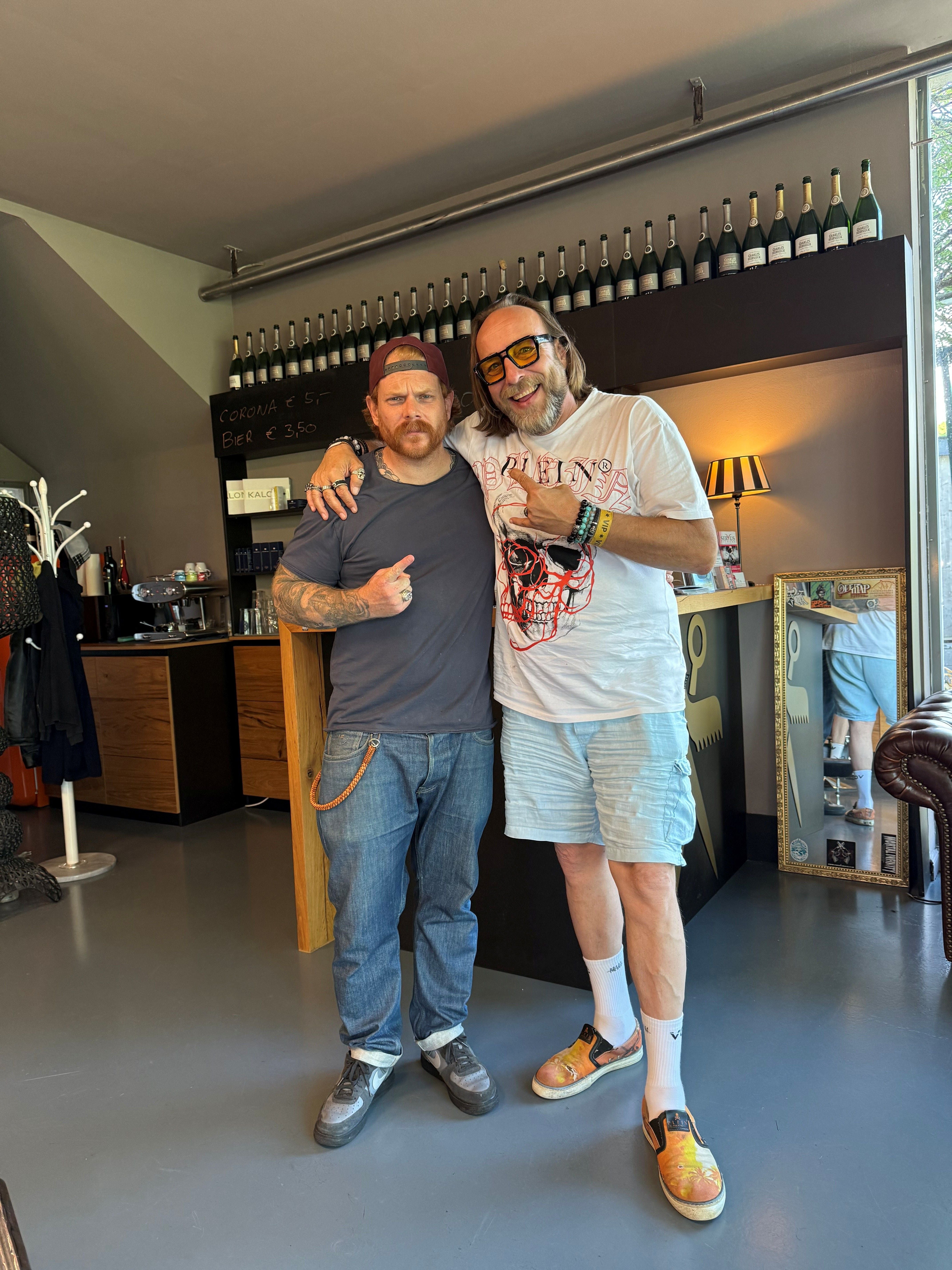 Barber Sebastian Pfister mit oe24-Redakteur René Wastler