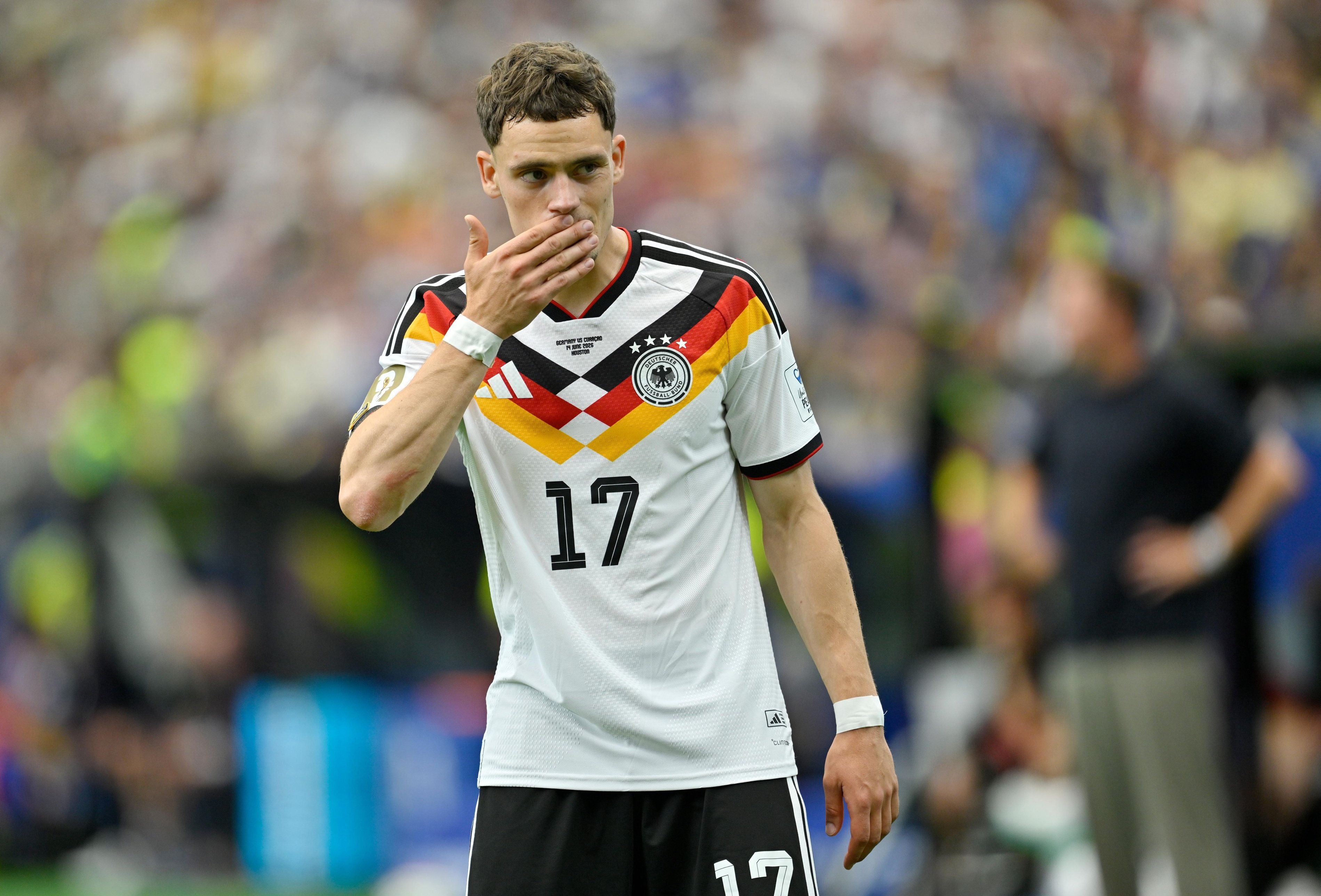 Ein Fußballspieler der deutschen Nationalmannschaft mit der Nummer 17 steht auf dem Spielfeld.
