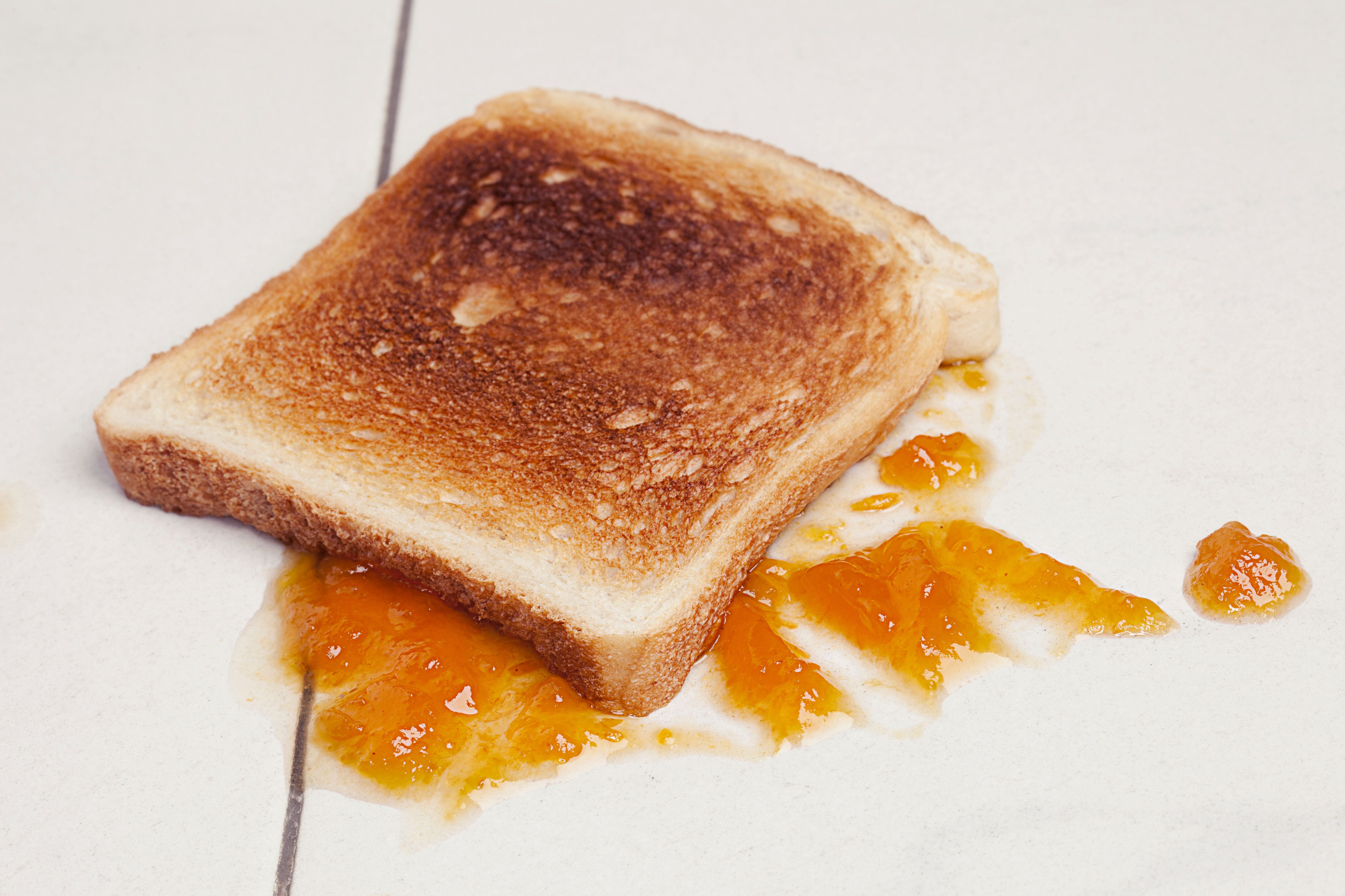 Toastbrot mit Marmelade ist auf der falschen Seite auf den Boden gefallen.