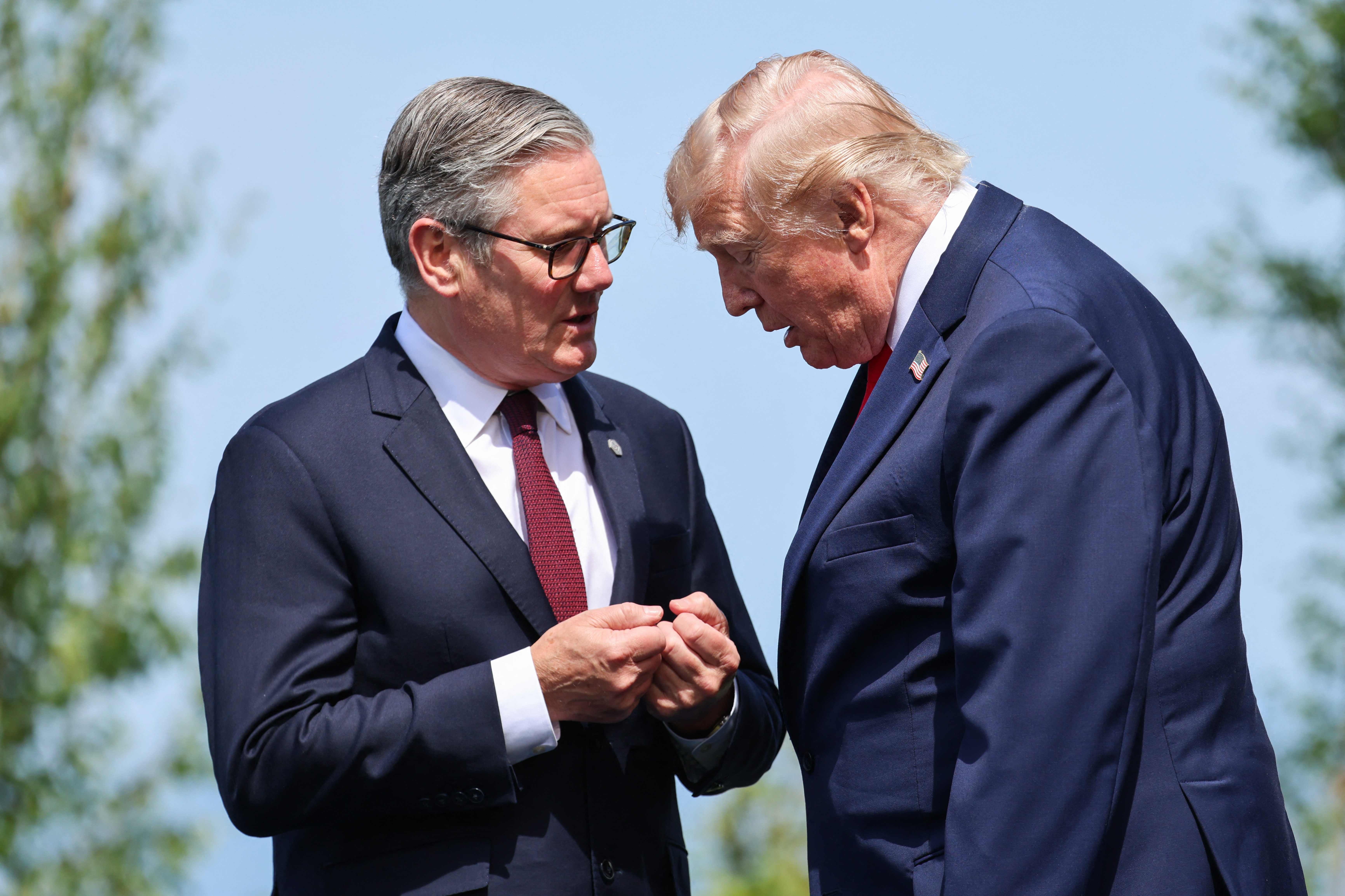 Der britische Premierminister Starmer im Gespräch mit US-Präsident Donald Trump beim G7-Gipfel in Evian.