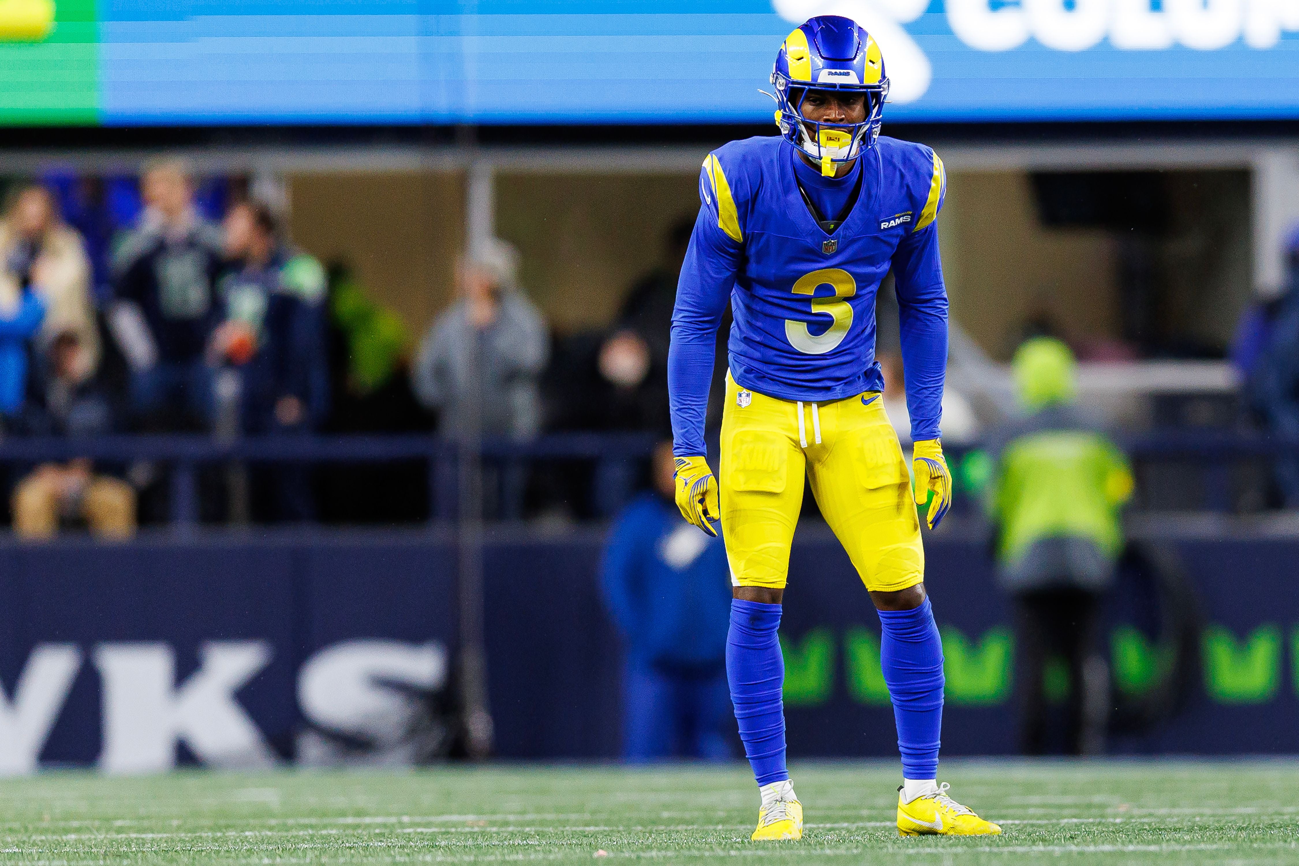 Ein Footballspieler der Los Angeles Rams steht in gelber und blauer Uniform auf dem Spielfeld.