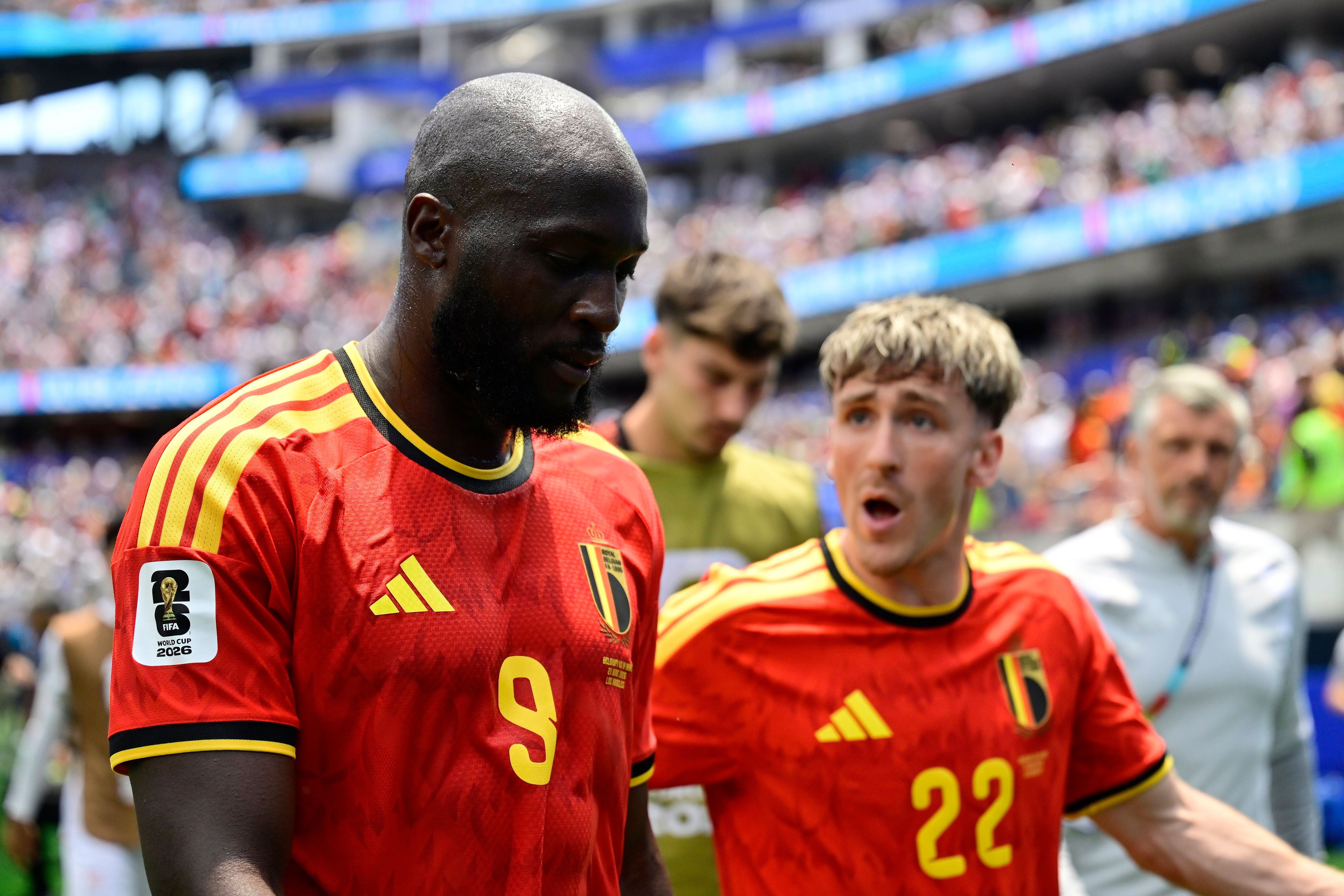 Zwei belgische Fußballspieler im roten Trikot bei der FIFA-Weltmeisterschaft 2026.