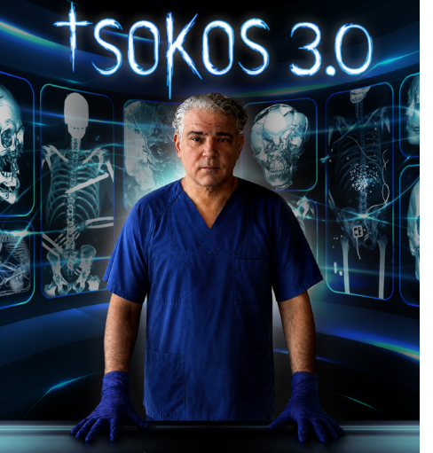 Ein Mann in blauer OP-Kleidung steht vor Röntgenbildern mit dem Schriftzug „Tsokos 3.0“ darüber.