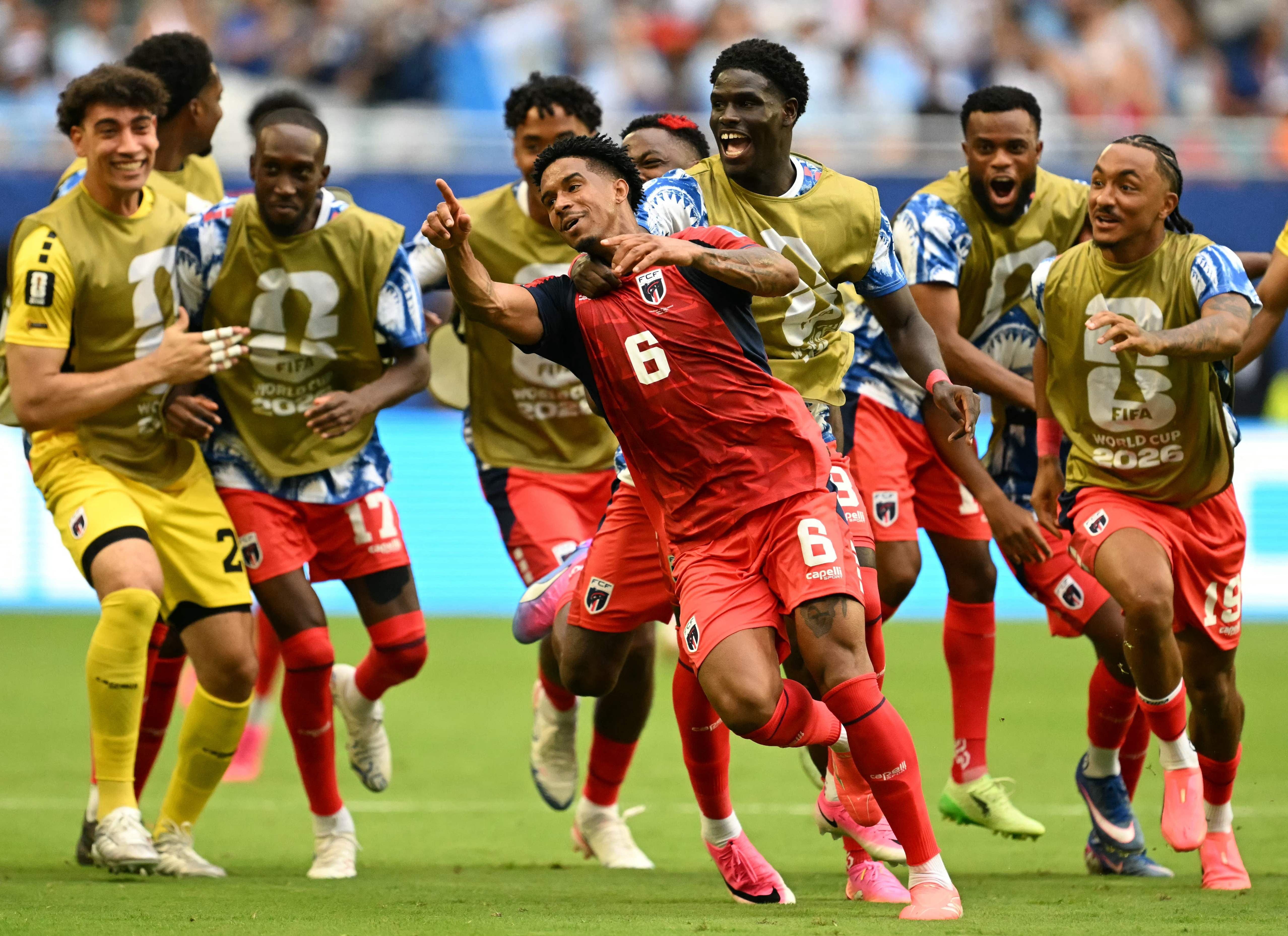 Kap-Verde-Spieler jubeln auf dem Spielfeld nach einem Tor bei einem WM-Gruppenspiel.
