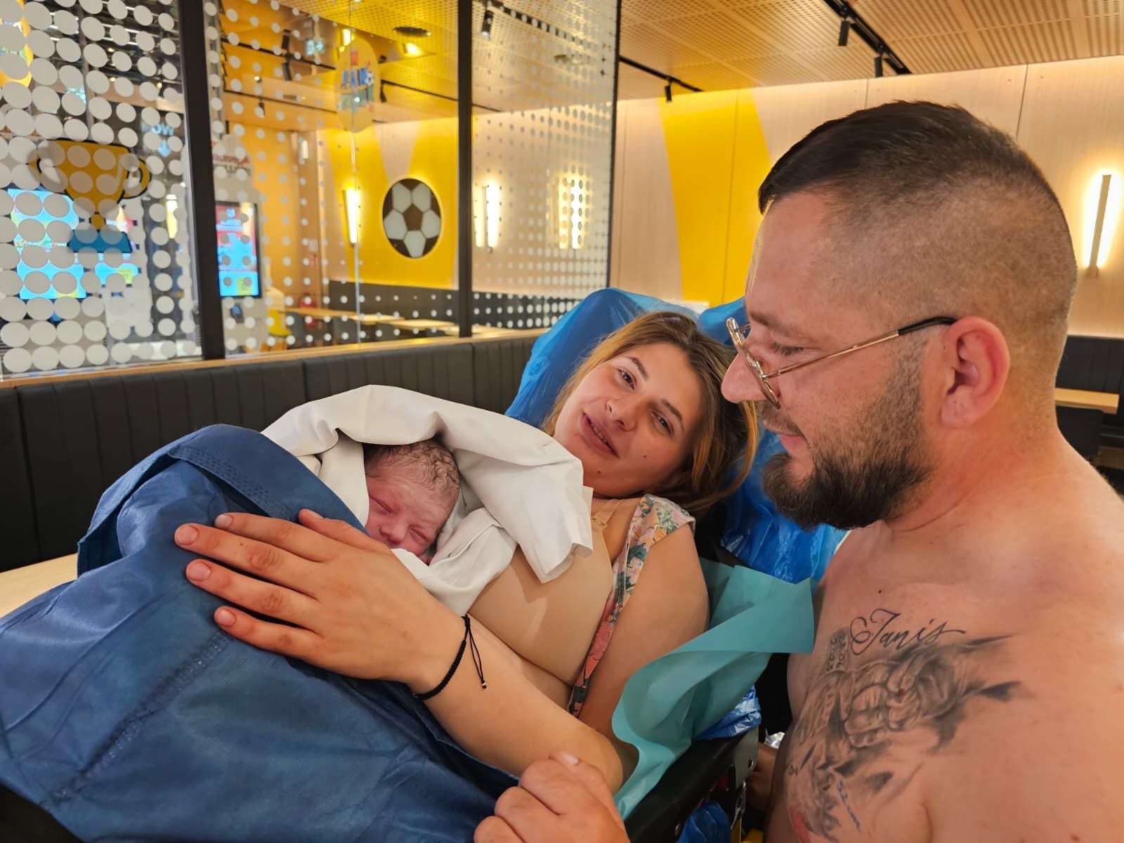 Frau bringt Baby in McDonalds-Filiale zur Welt