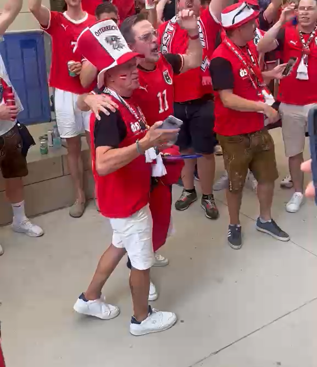 Gregoritsch feiert mit Fans ab.