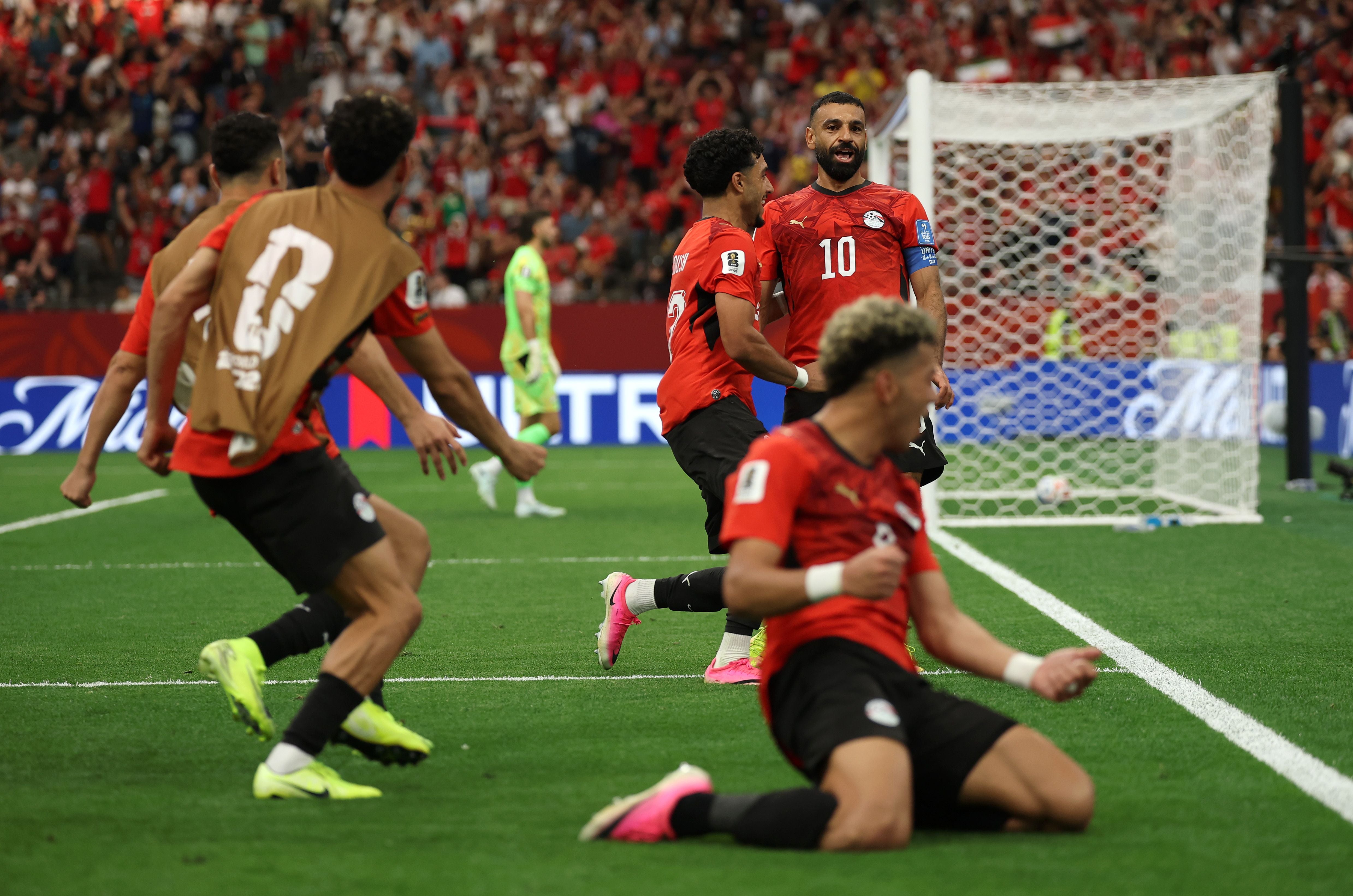 Ägyptische Fußballspieler feiern vor dem Tor nach einem Treffer bei einem WM-Spiel.