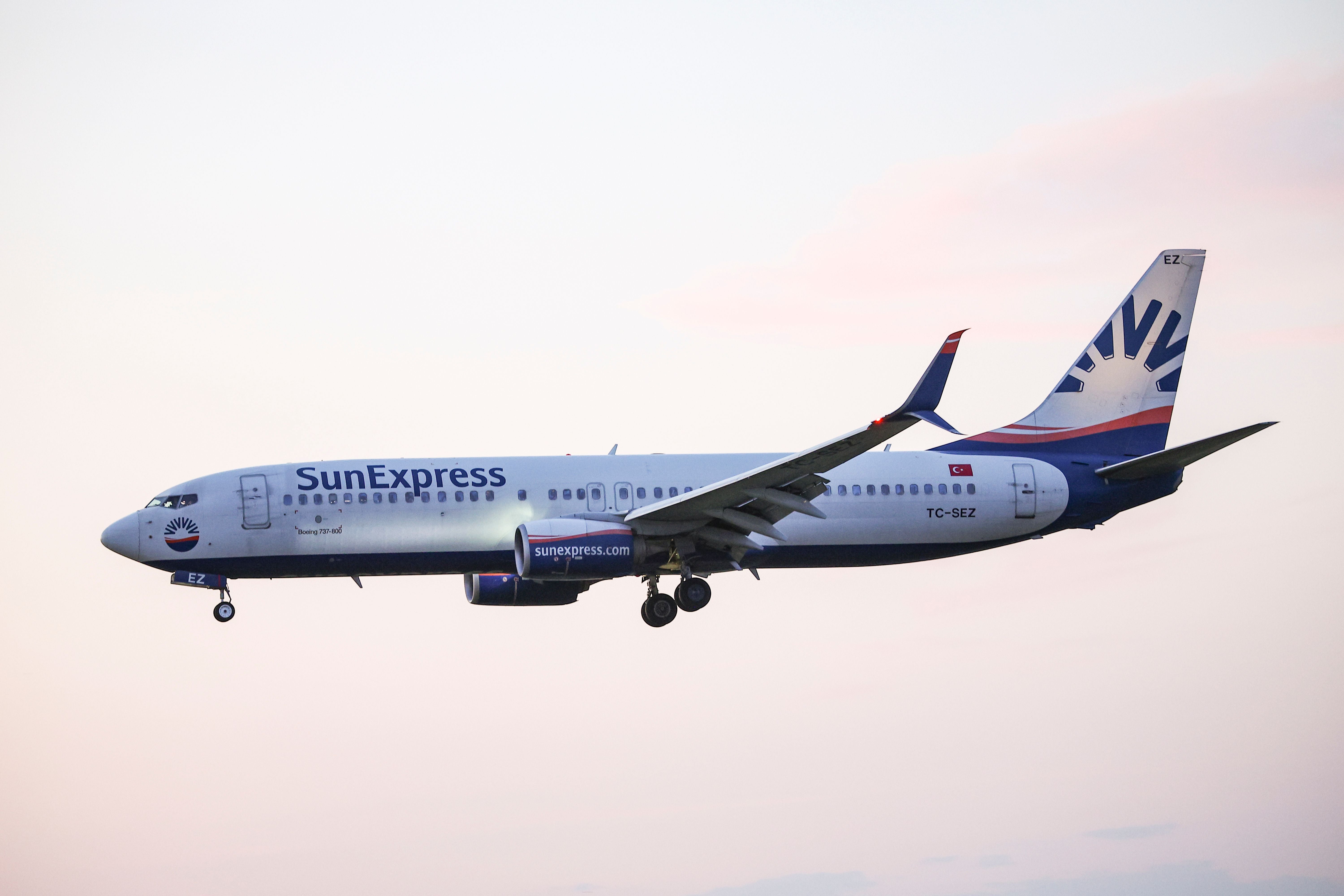 SunExpress Boeing 737-800 im Landeanflug bei Sonnenuntergang in Barcelona.