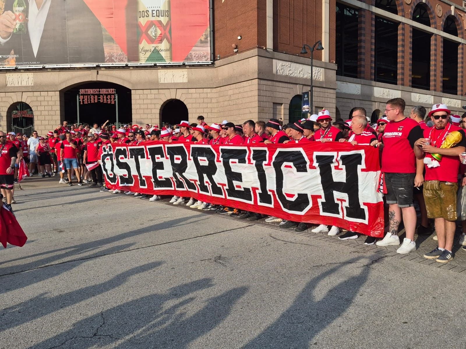 Eine große Gruppe österreichischer Fans hält ein Banner mit der Aufschrift "Österreich".