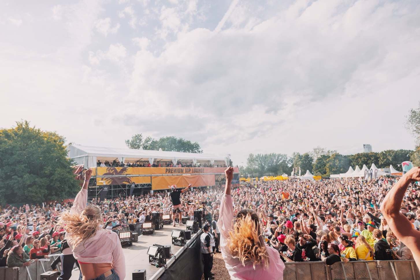 Großes Open-Air-Konzert mit jubelndem Publikum und Bühne bei Baller Island Festival.