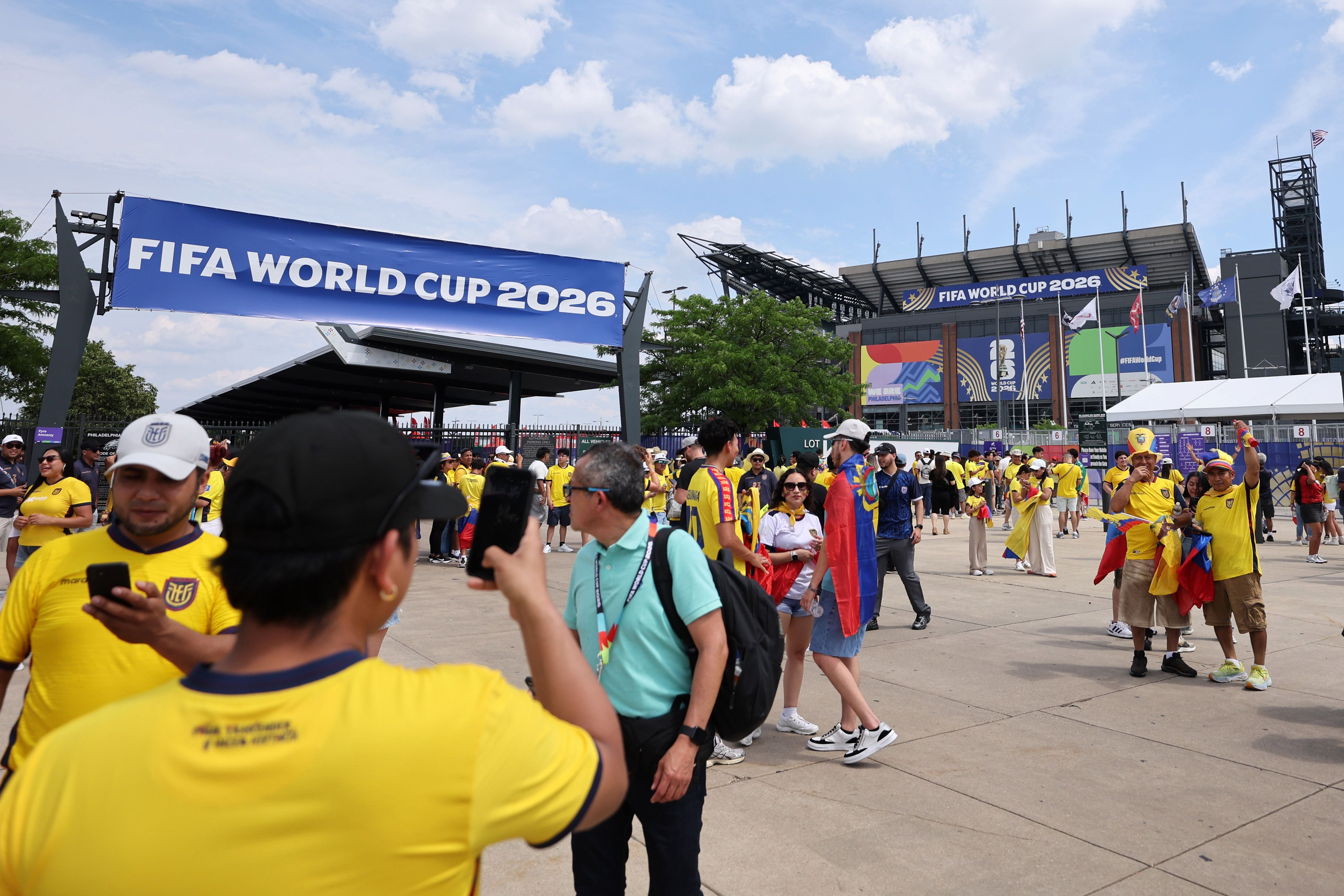 Fans in gelben Trikots versammeln sich vor dem Philadelphia-Stadion zur FIFA-Weltmeisterschaft 2026.