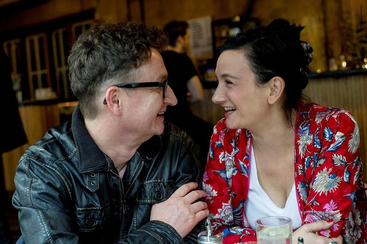 Ein Mann und eine Frau sitzen in einem Café und unterhalten sich miteinander.