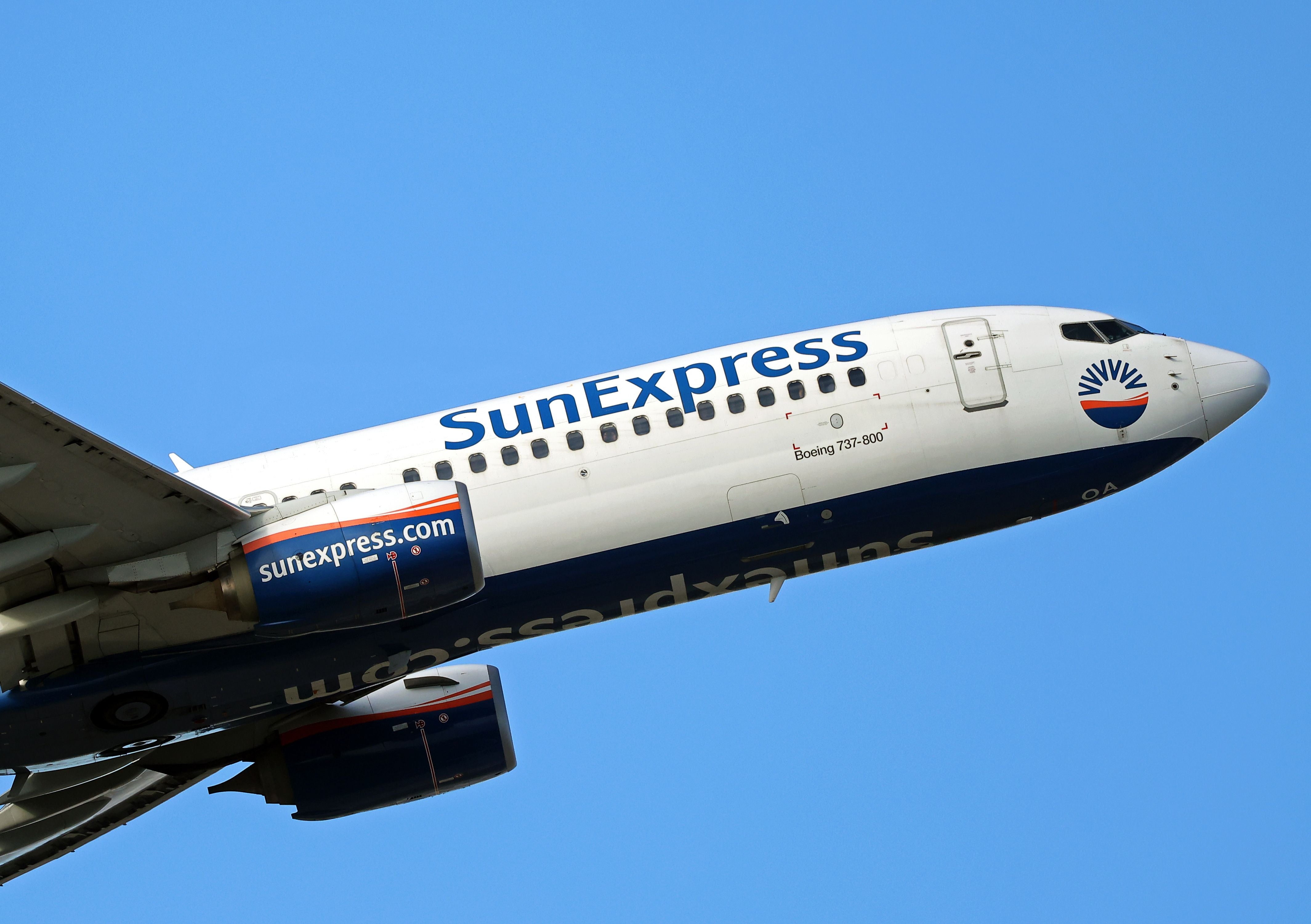 Ein SunExpress Boeing 737-800 startet vor blauem Himmel.