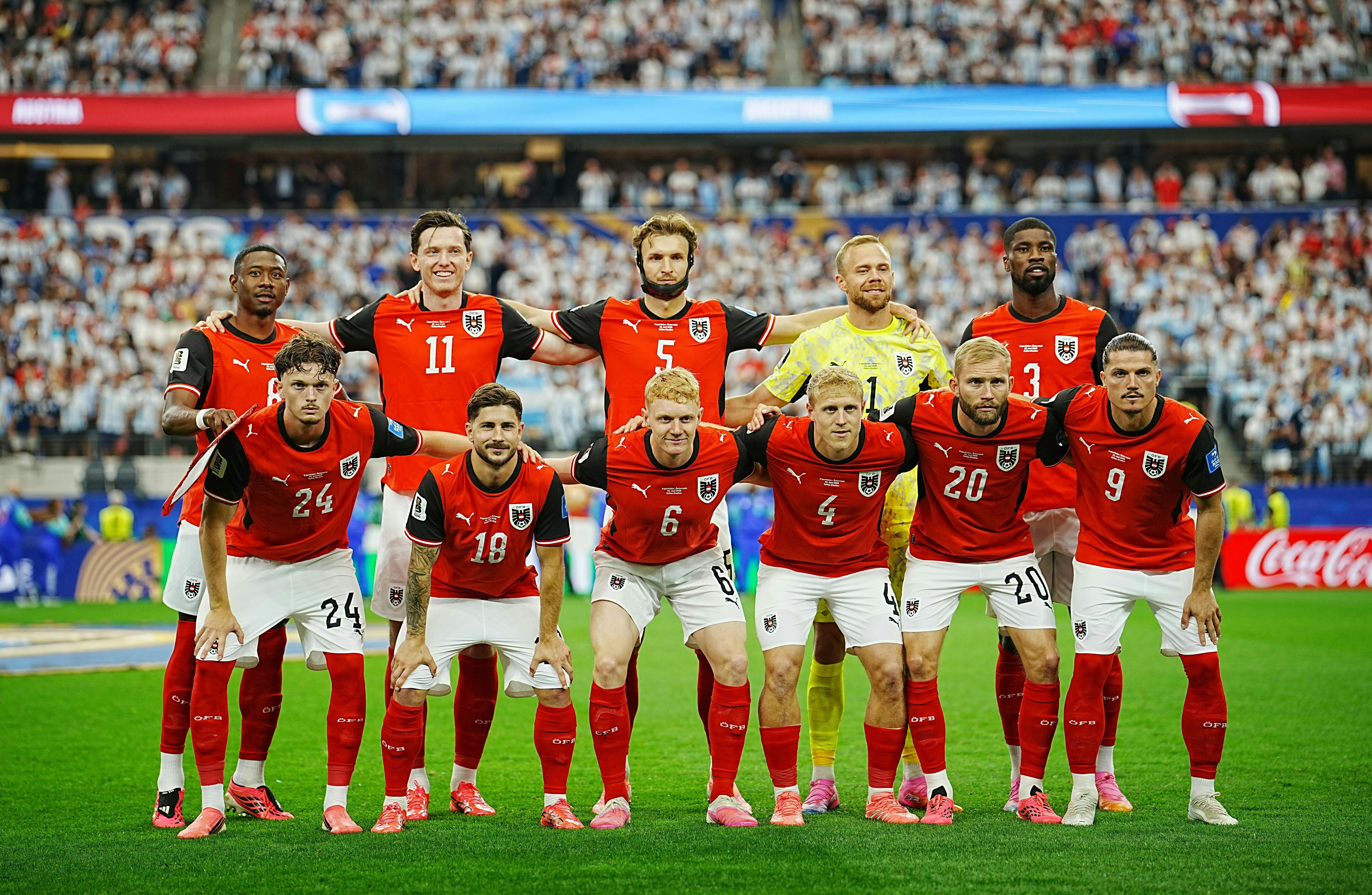 Das österreichische Fußball-Nationalteam posiert vor dem WM-Spiel gegen Argentinien.