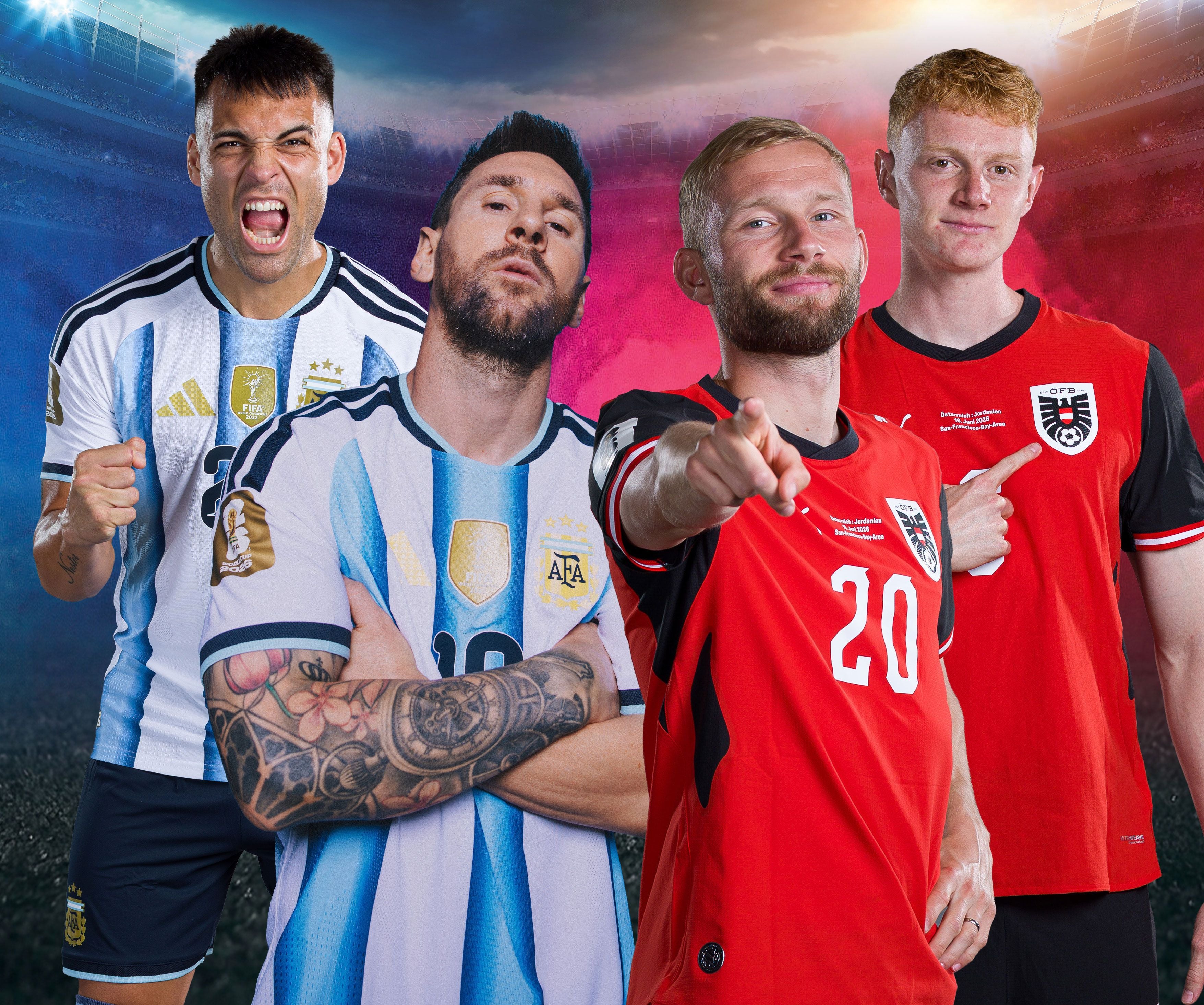Vier Fußballspieler in Argentinien- und Österreich-Trikots posieren in einem Stadion.