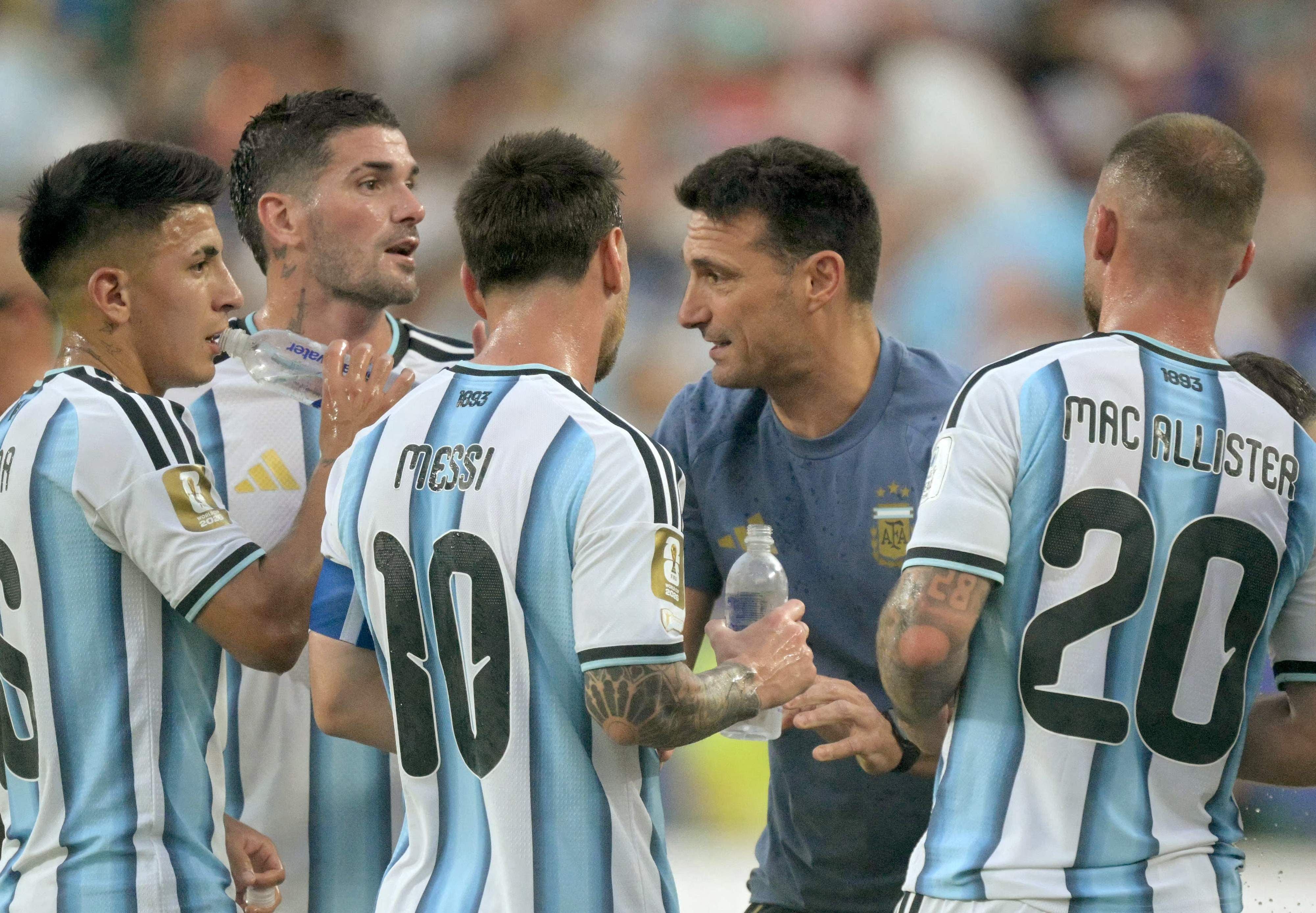 Argentinische Fußballspieler und Trainer bei einer Trinkpause während eines WM-Spiels im Stadion.