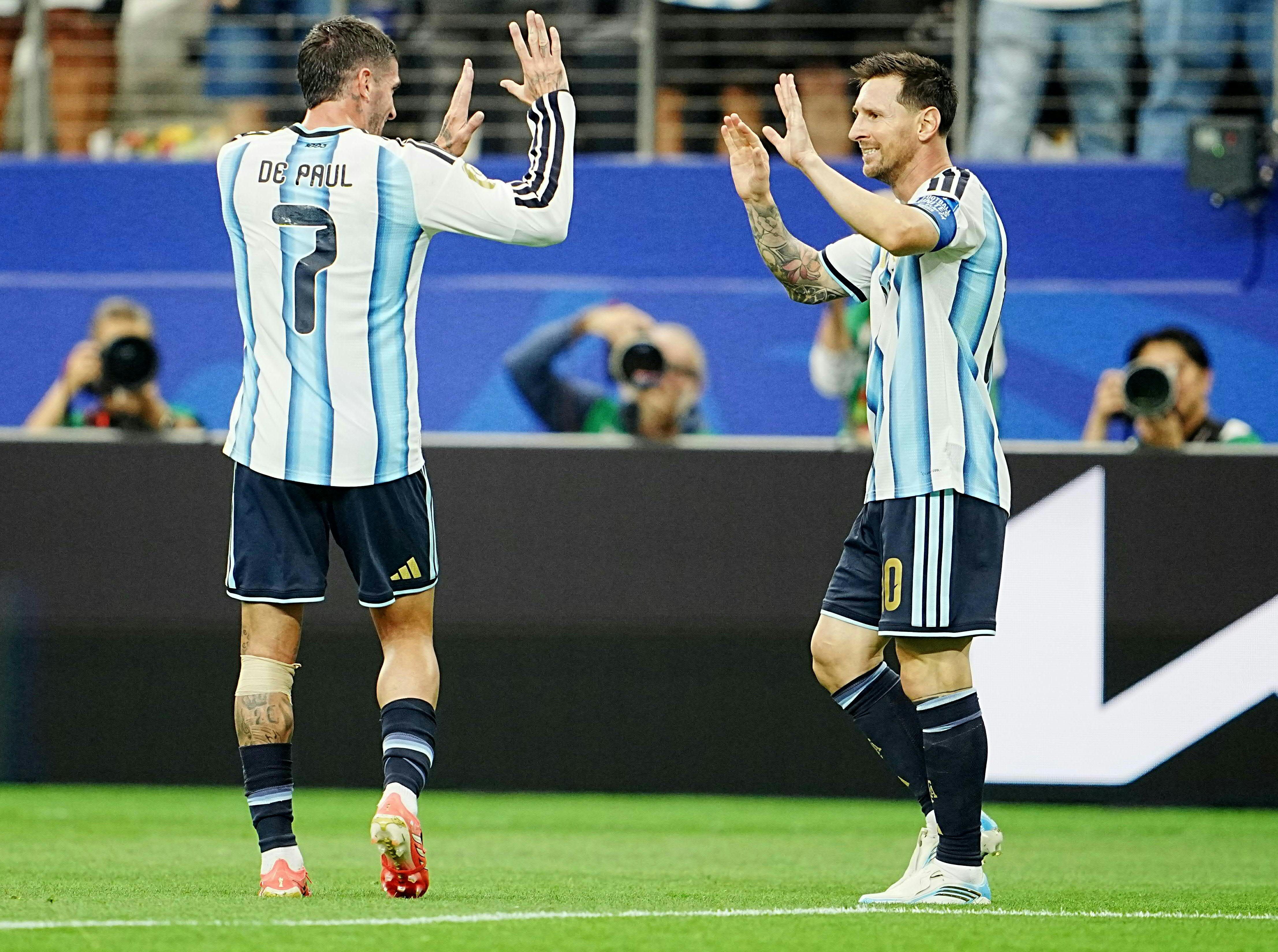 DALLAS - USA: Rodrigo De Paul (ARG) und Lionel Messi (ARG) am Montag, 22. Juni 2026, während der Begegnung zwischen Argentinien und Österreich in der 2. Runde der Gruppe J der FIFA Fussball-Weltmeisterschaft 2026 im Dallas Stadium in Dallas.