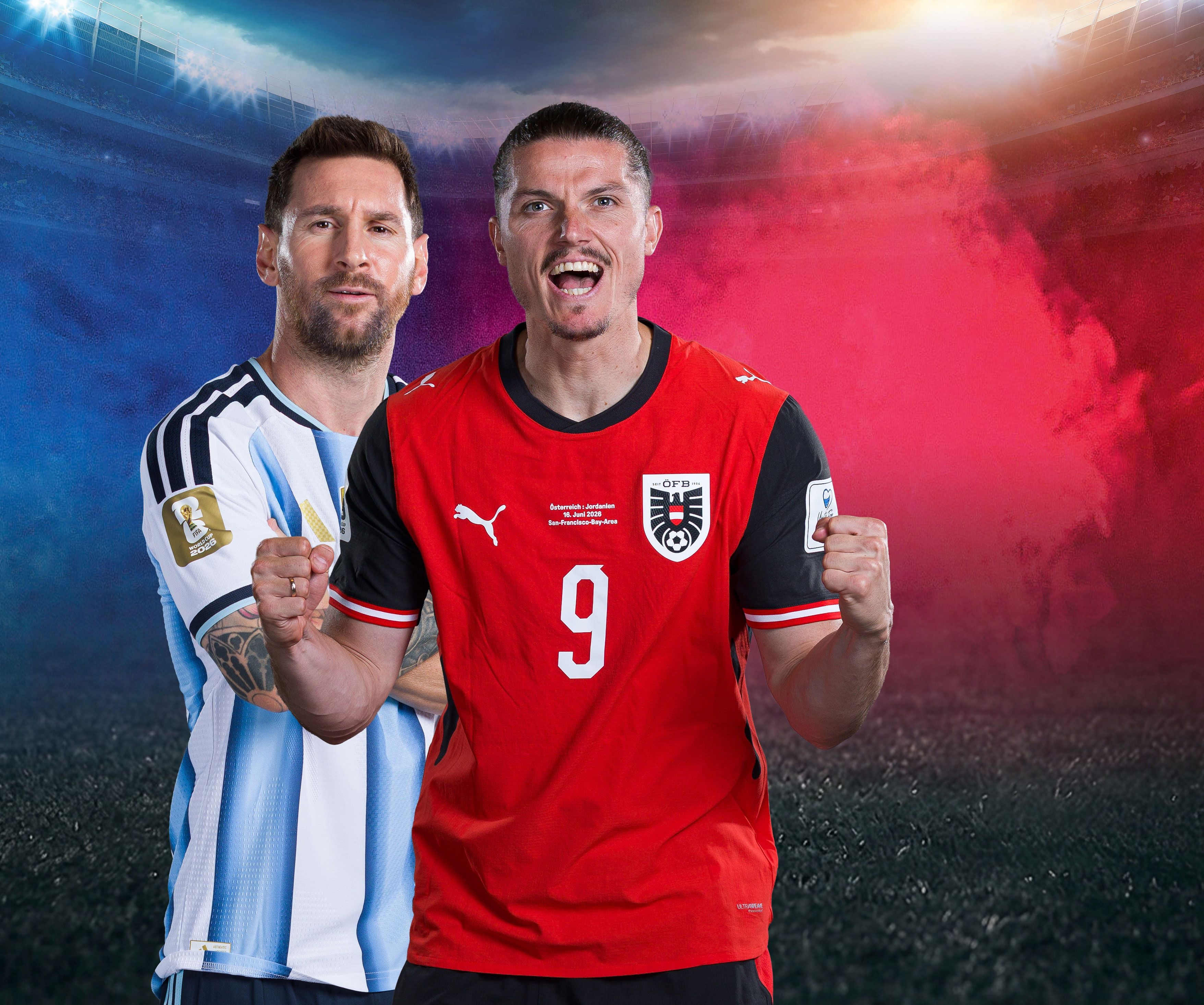 Zwei Fußballspieler in Österreich- und Argentinien-Trikots stehen im Stadion.