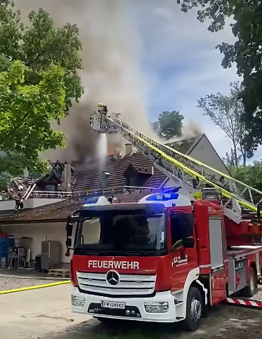Feuerwehr löscht Brand in einem Gasthof mit starker Rauchentwicklung am Bisamberg.