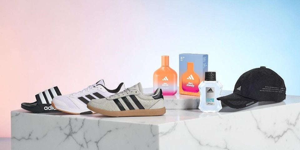 Adidas-Produkte wie Adiletten, Sneaker, Parfum und ein schwarze Kappe, die auf Angebote zum Amazon Prime Day hinweisen.