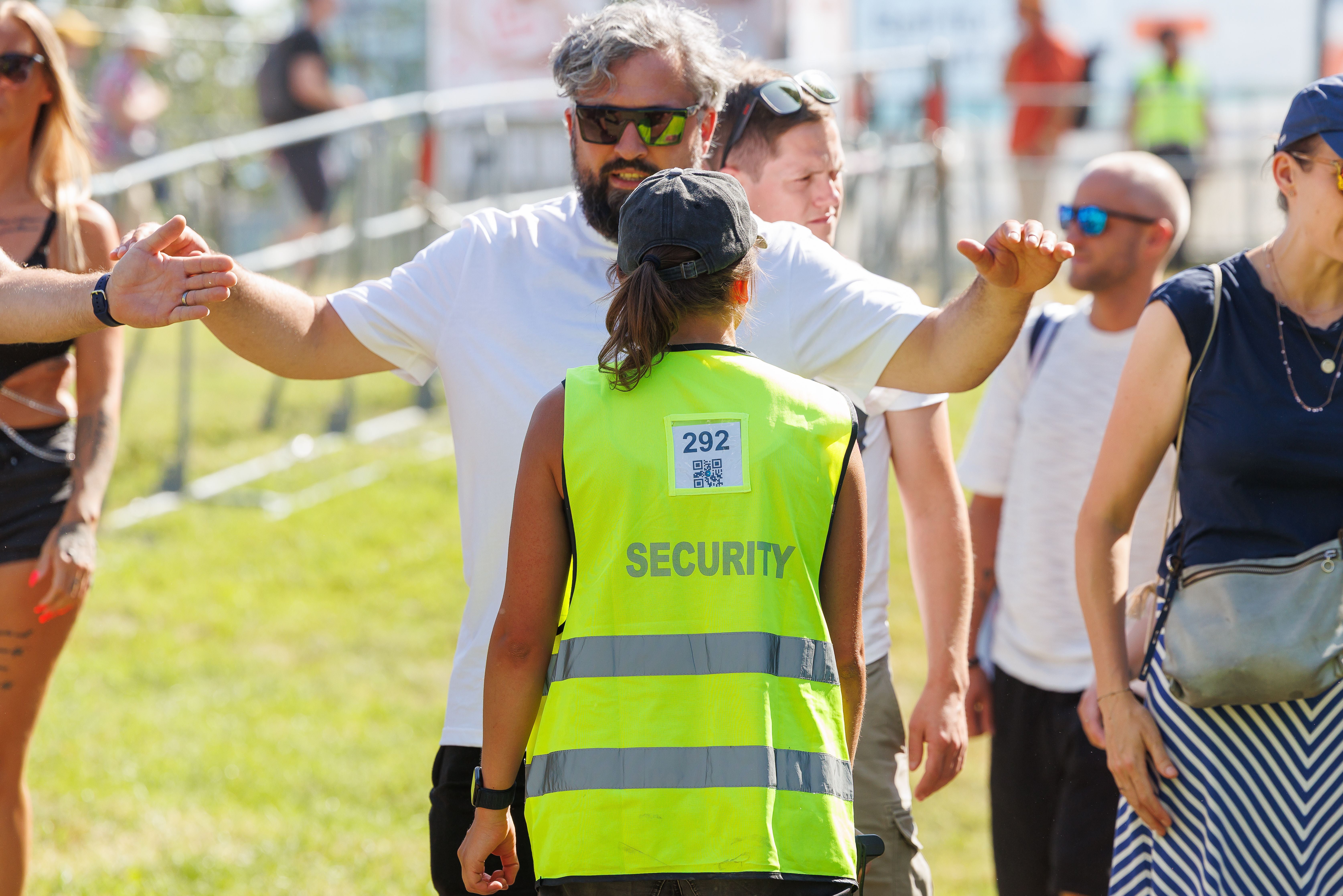 Security-Mitarbeiterin kontrolliert den Einlass beim Donauinselfest in Wien im Juni 2025.
