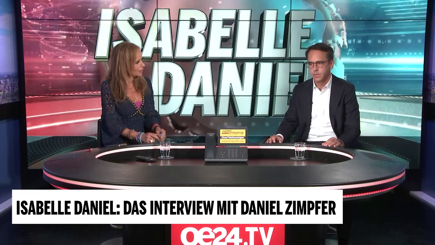 Zwei Personen sitzen in einem Fernsehstudio zum Interview.