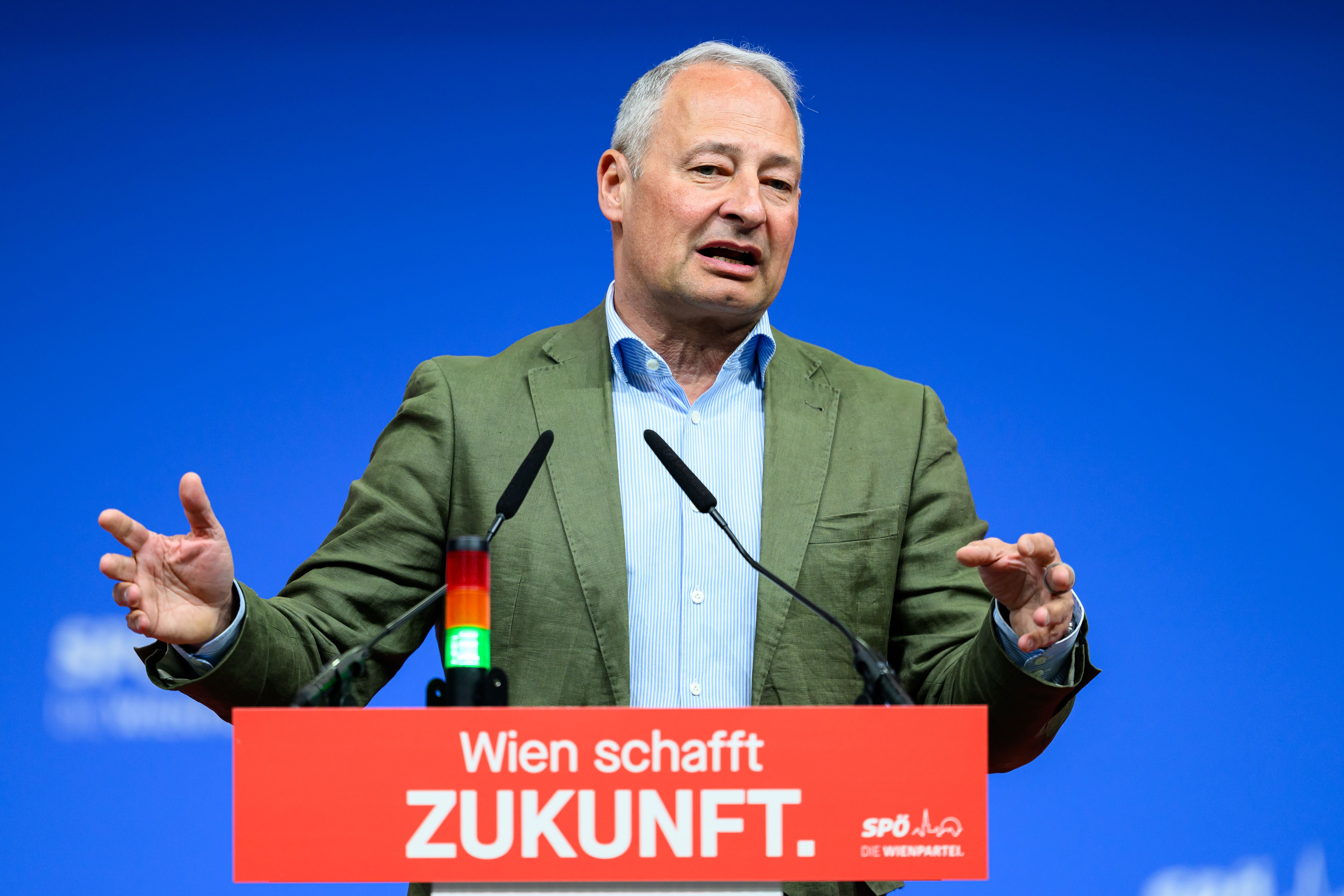 Ein Mann spricht auf einer Bühne am Rednerpult mit der Aufschrift „Wien schafft Zukunft“.