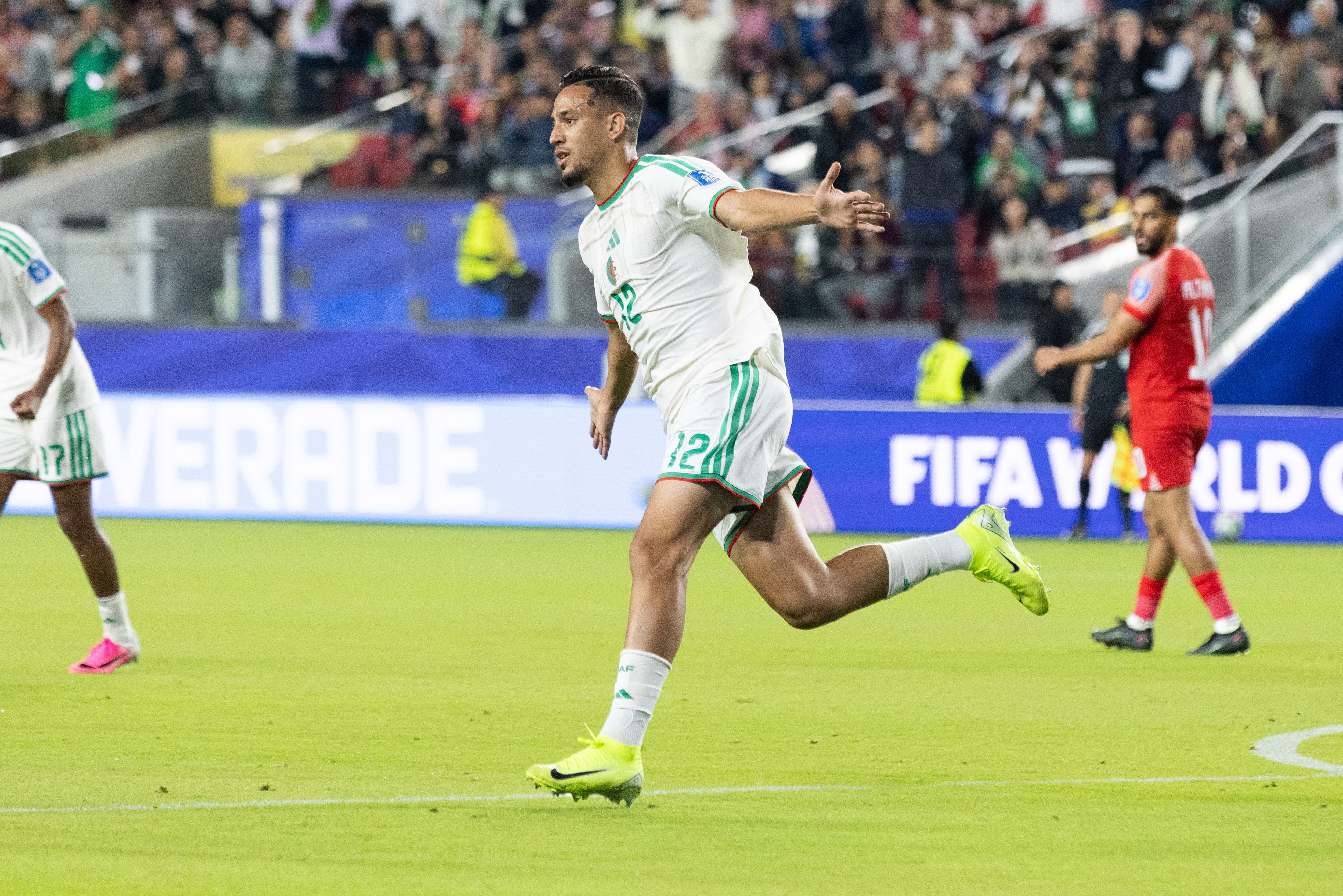 Nadhir Benbouali feiert sein Tor gegen Jordanien.