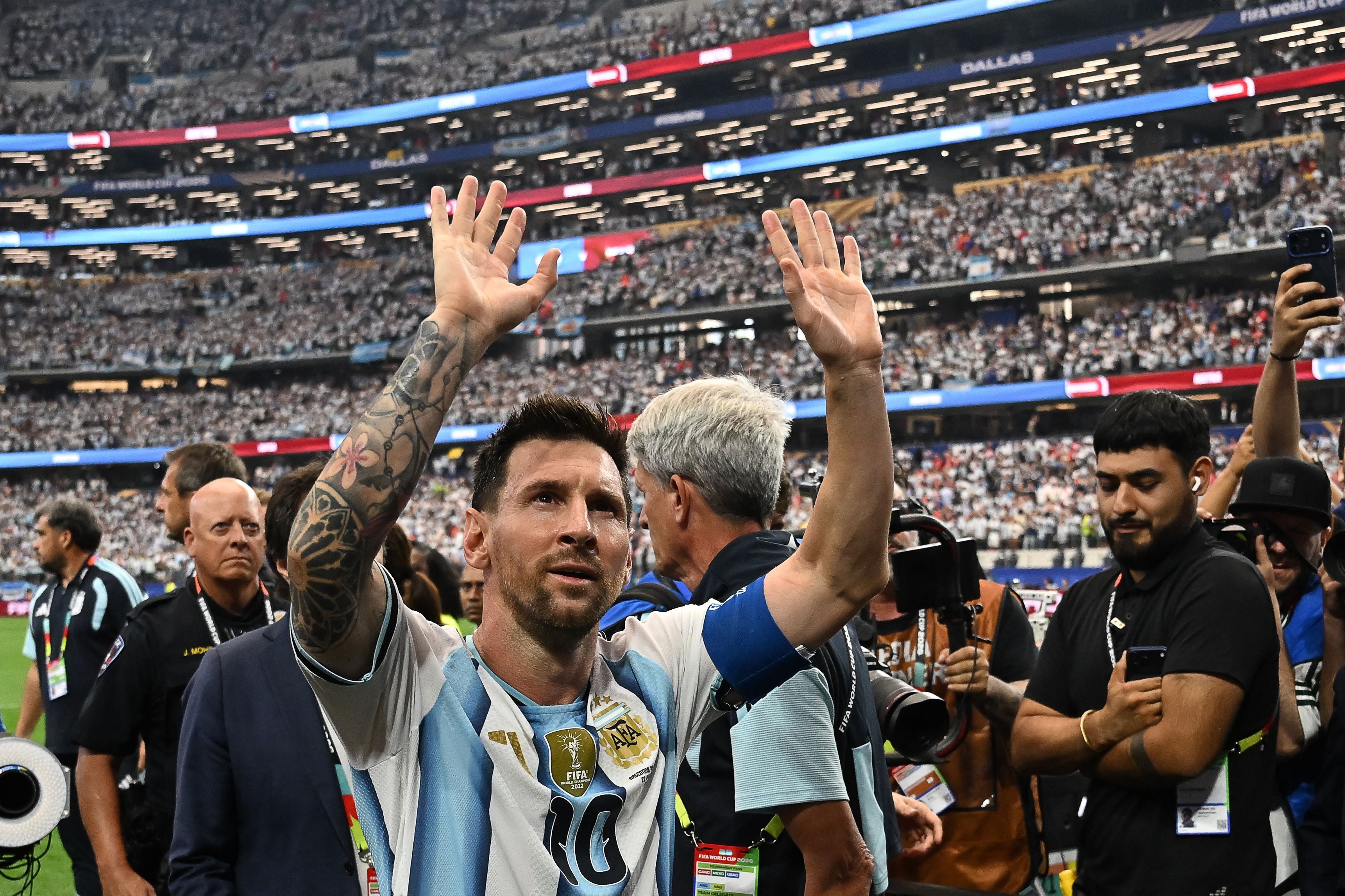Lionel Messi winkt den Fans nach dem WM-Spiel gegen Österreich.