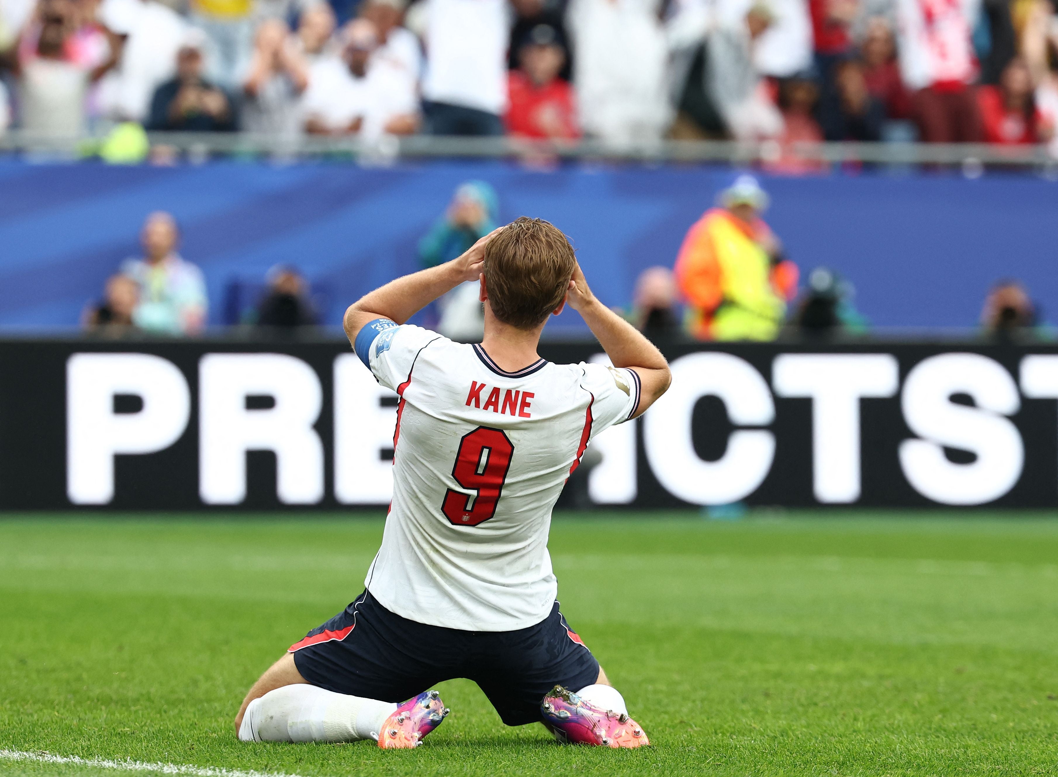 Englands Stürmer Harry Kane kniet enttäuscht nach einer vergebenen Torchance auf dem Rasen.