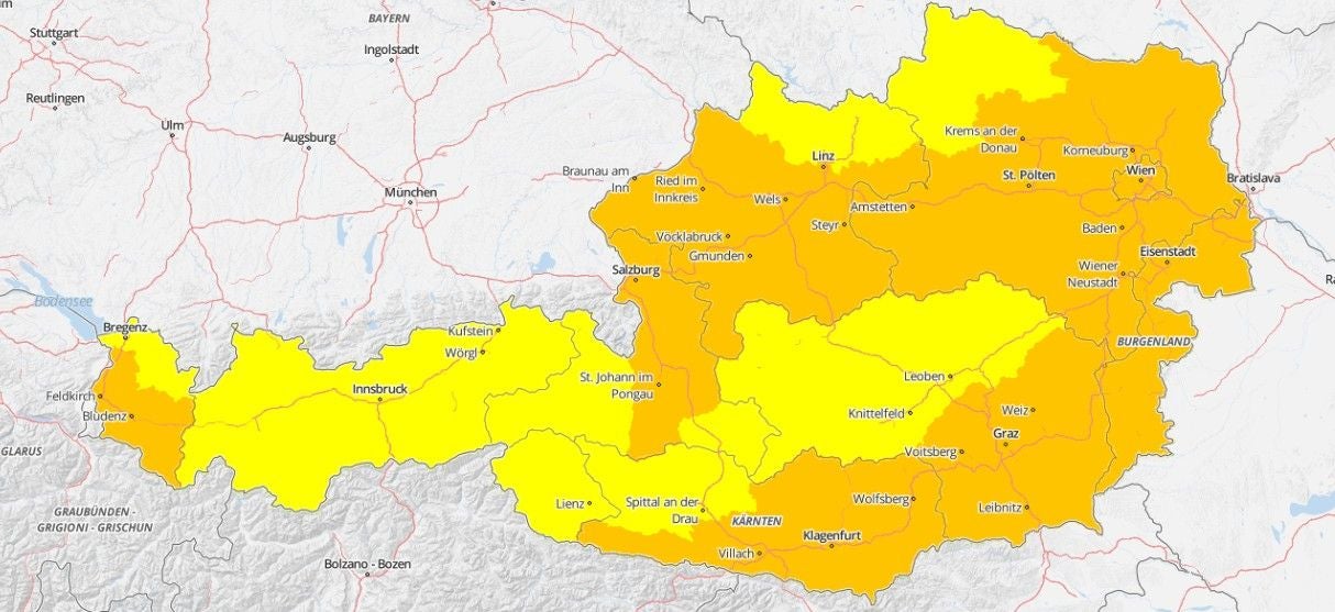 Karte von Österreich mit gelb und orange markierten Regionen, die Hitzewarnungen anzeigen. Orange Warnstufe bedeutet: "Es ist mit starker Hitzebelastung zu rechnen."