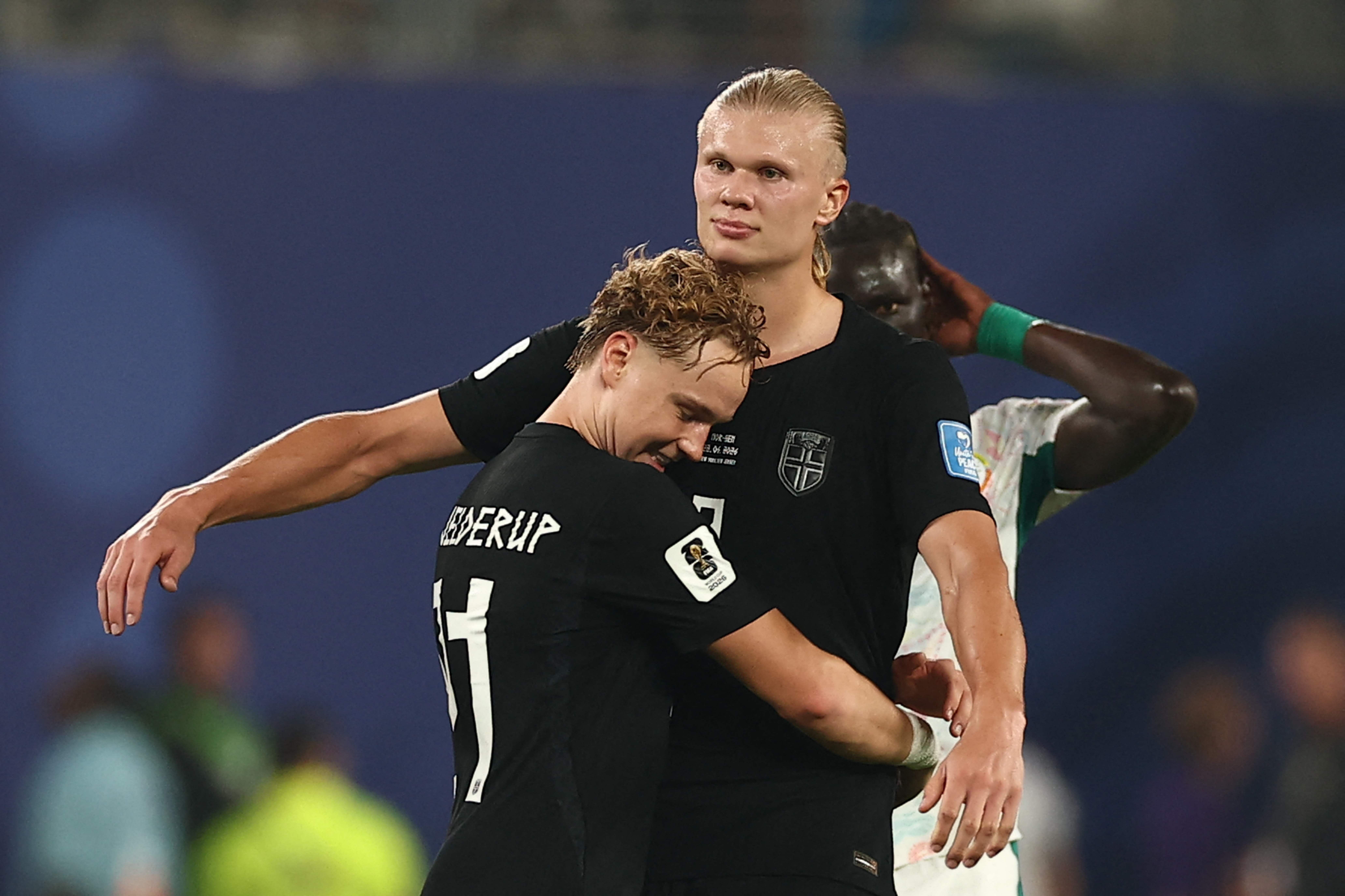 Zwei norwegische Fußballspieler umarmen sich jubelnd nach einem WM-Sieg gegen Senegal.