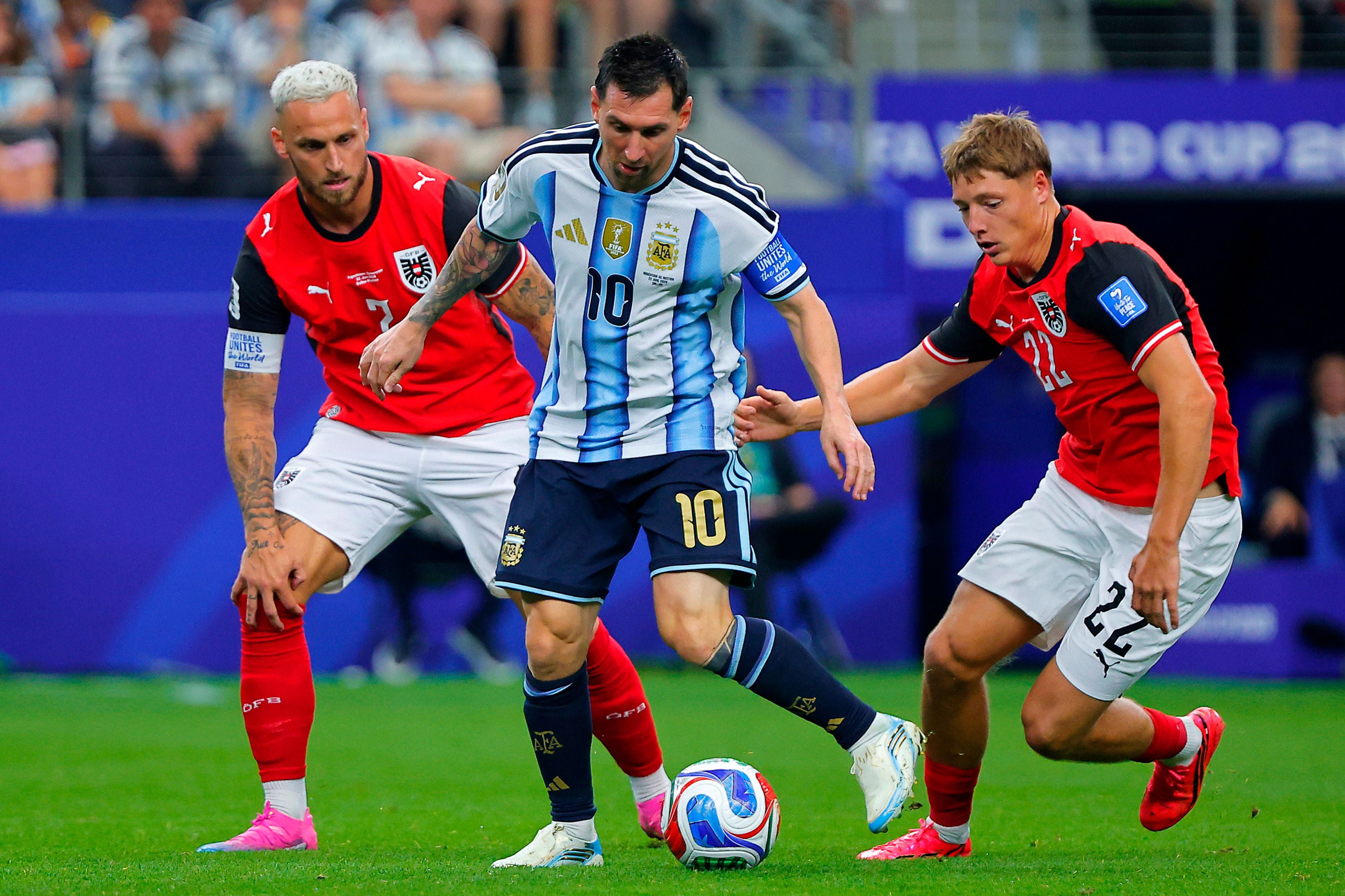 Marko Arnautovic &amp; Alexander Prass versuchen Lionel Messi zu stoppen.