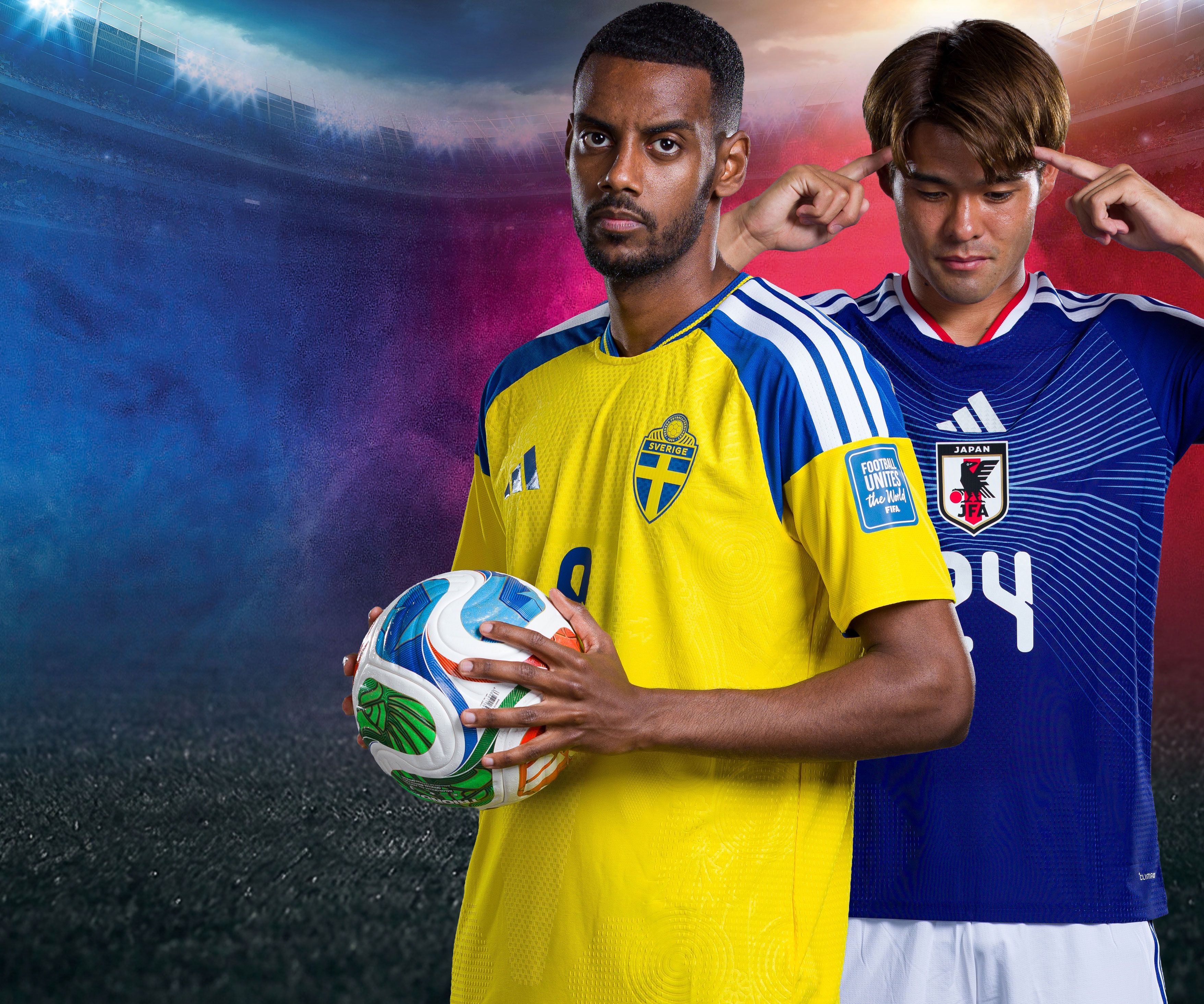 Zwei Fußballspieler aus Schweden und Japan stehen im Stadion, einer hält einen Ball.