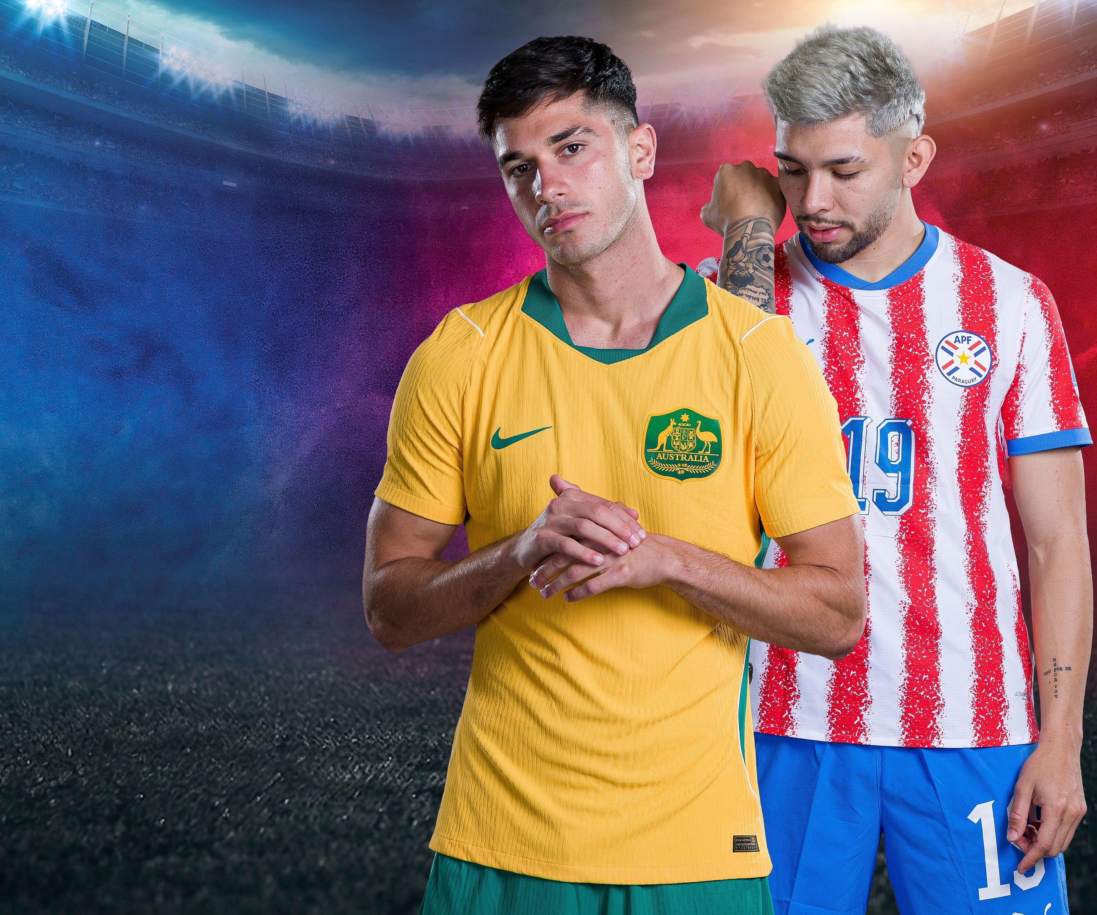 Zwei Fußballspieler, einer im australischen und einer im paraguayischen Trikot, im Stadion.